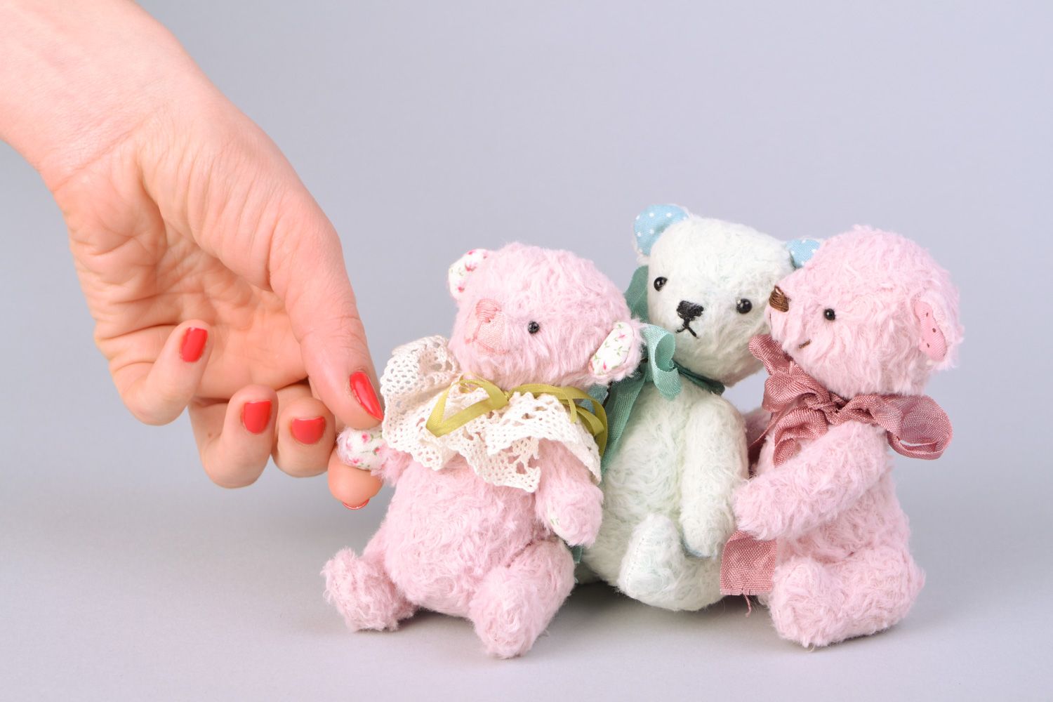 Handmade Spielzeug Set aus kleinen kuscheligen Bären aus Stoff für Kinder 3 Stück foto 2
