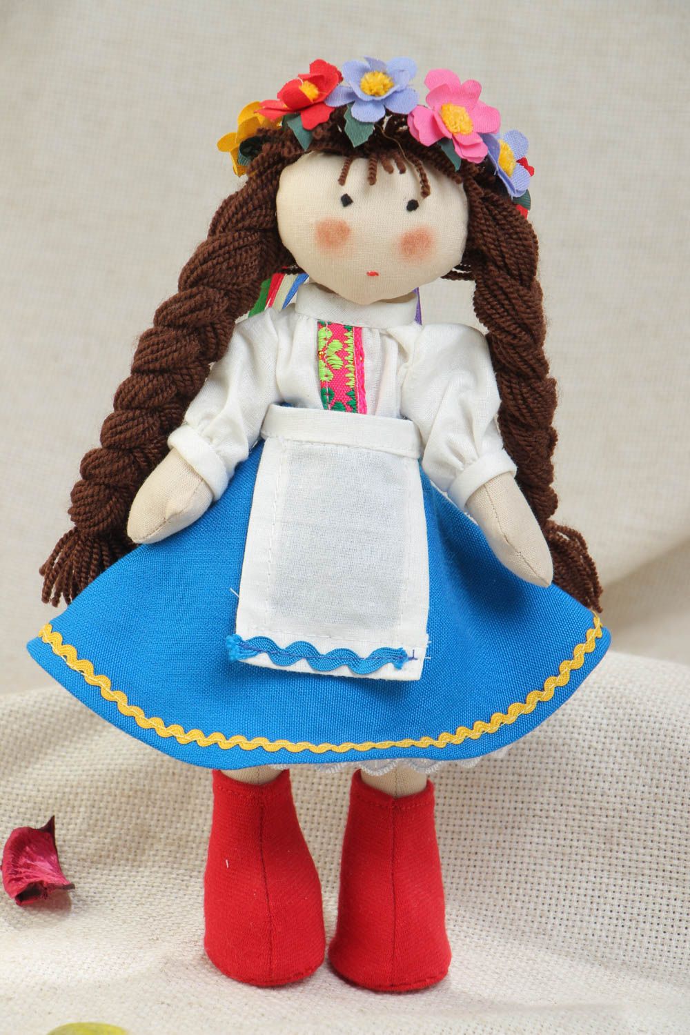 Muñeca de tela decorativa artesanal en traje nacional de algodón bonita foto 1