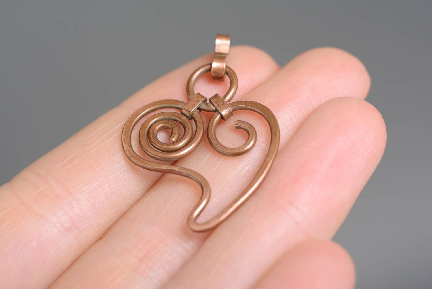 Petit pendentif en cuivre torsadé coeur fait main technique wire wrapping photo 3