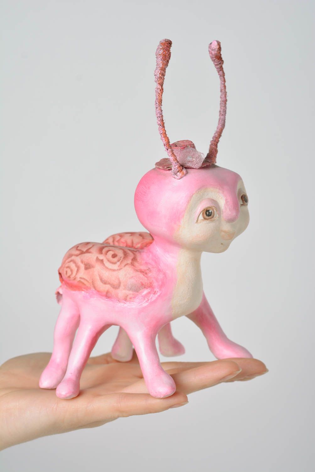 Игрушка из самозатвердевающей глины ручной работы в виде розового жука фото 4