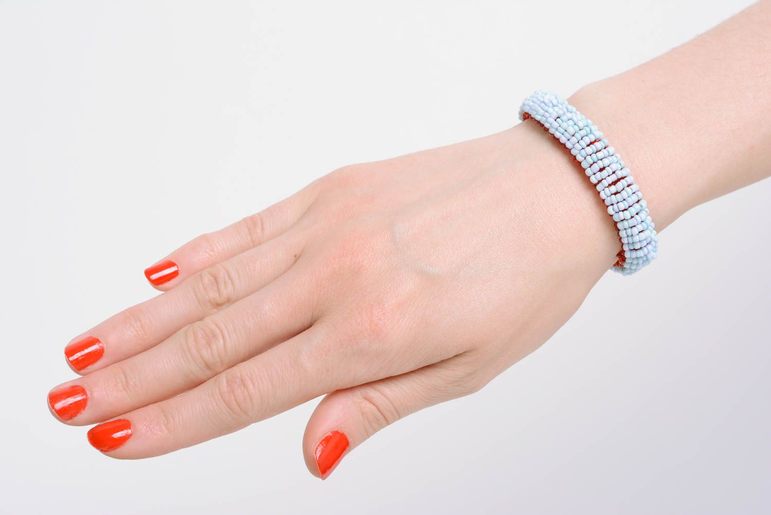 Handgemachtes doppelseitiges rot weißes Armband aus Glasperlen stilvoll  foto 2