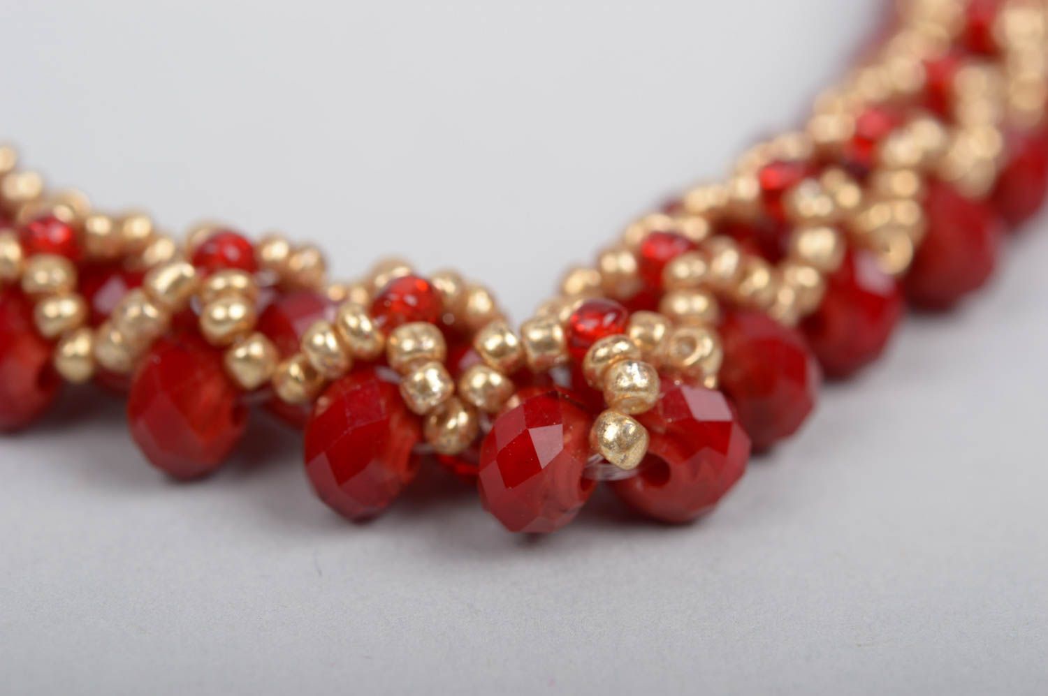 Collier long Bijou fait main rouge en perles de rocaille Cadeau femme original photo 2