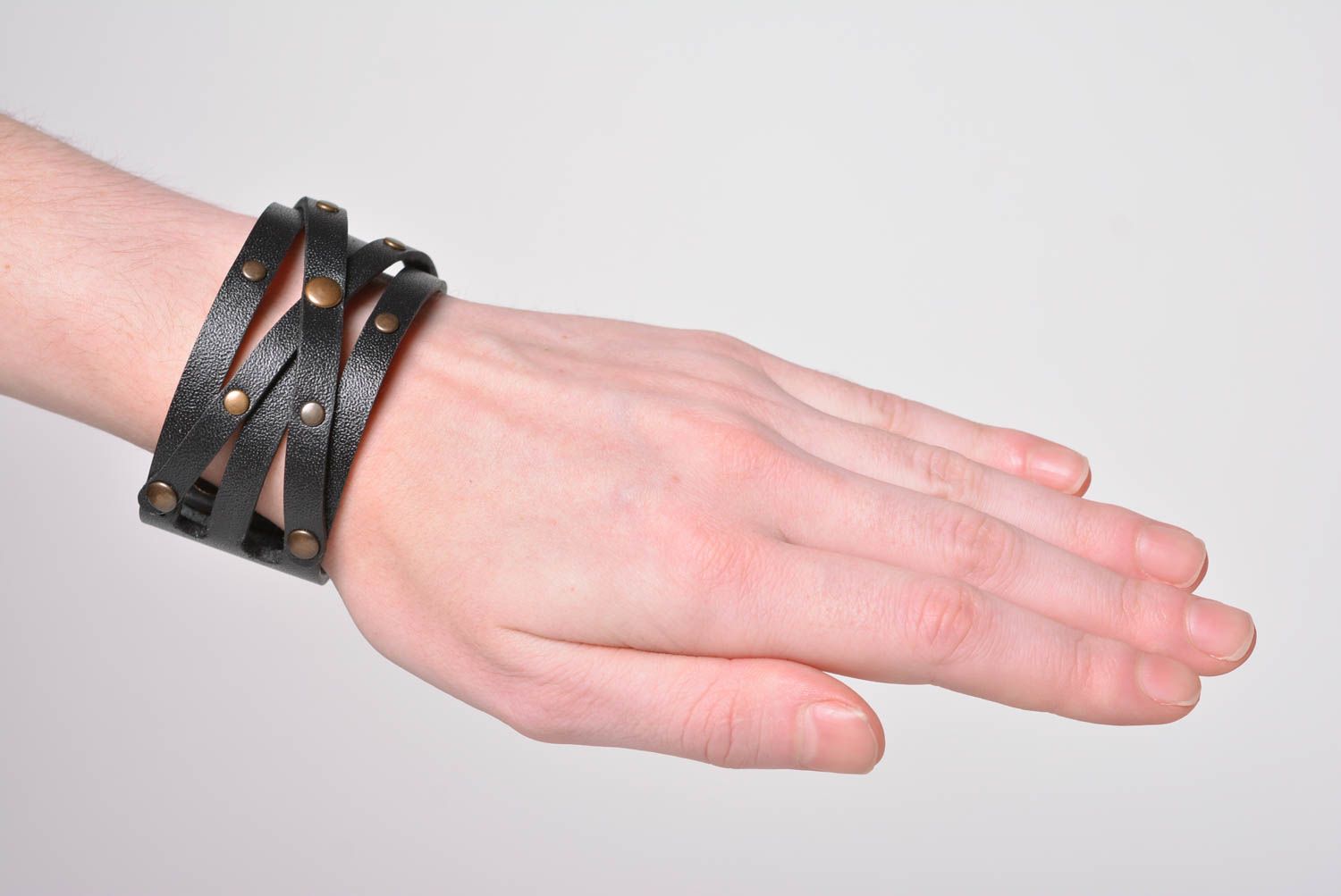 Bracelet en cuir fait main Bijou de main large noir Accessoire pour femme photo 2