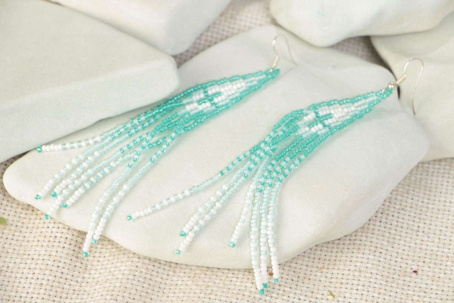 Longues boucles d'oreilles en perles de rocaille faites main blanc-turquoise photo 1