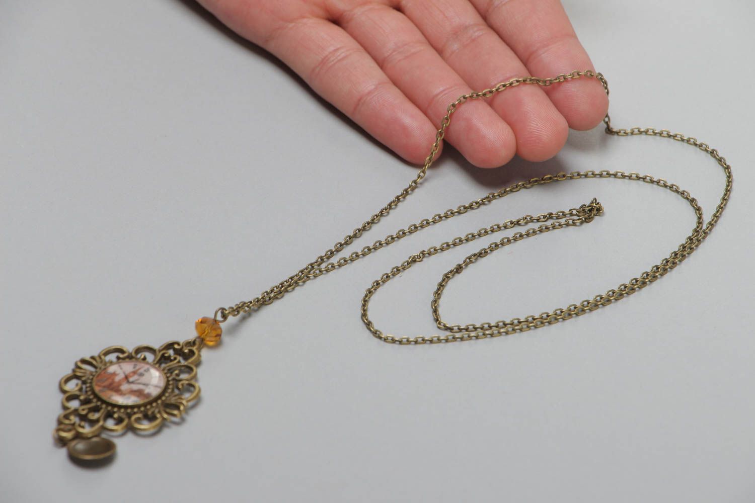 Accessoire vintage pendentif sur chaîne avec montre fait main couvert de résine photo 5