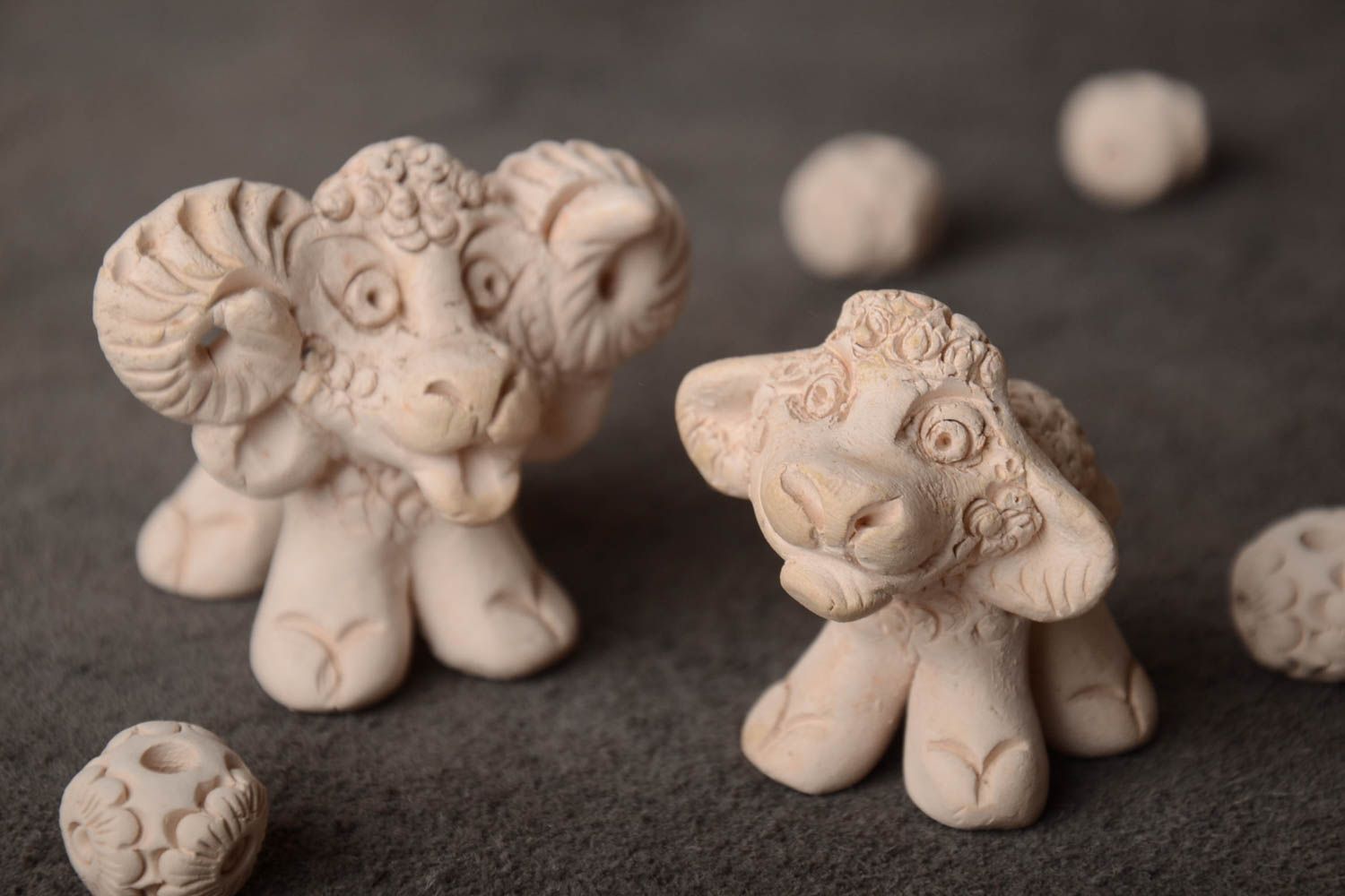 Керамические статуэтки барашек и овечка ручной работы набор 2 штуки для декора фото 1