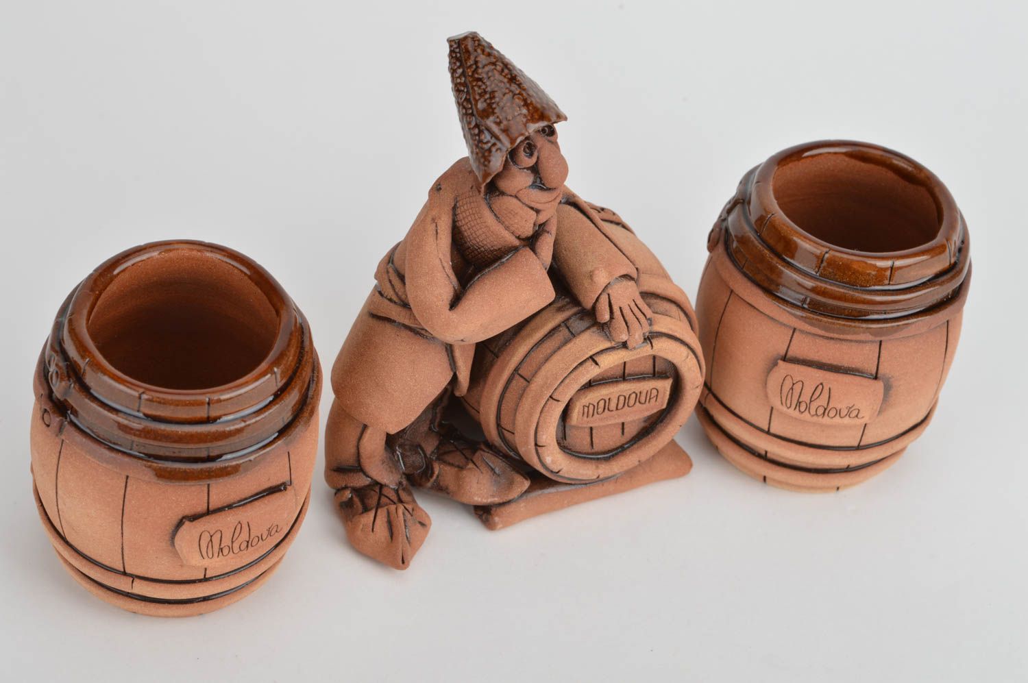 Vajilla de cerámica artesanal figura de vinicultor y 2 vasos de arcilla  foto 5