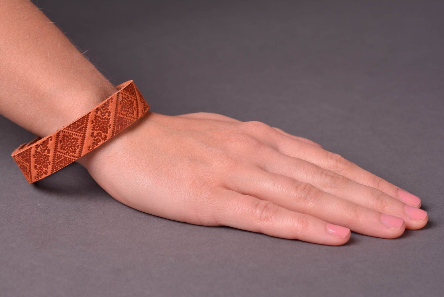 Кожаный браслет ручной работы украшение из кожи браслет на руку с узором фото 2