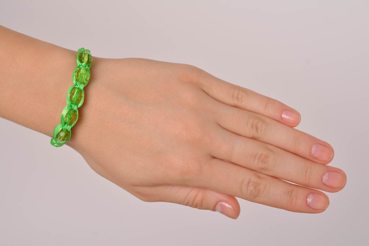 Handmade Designer Schmuck Frauen Accessoire grünes Damen Armband aus Kugeln foto 3