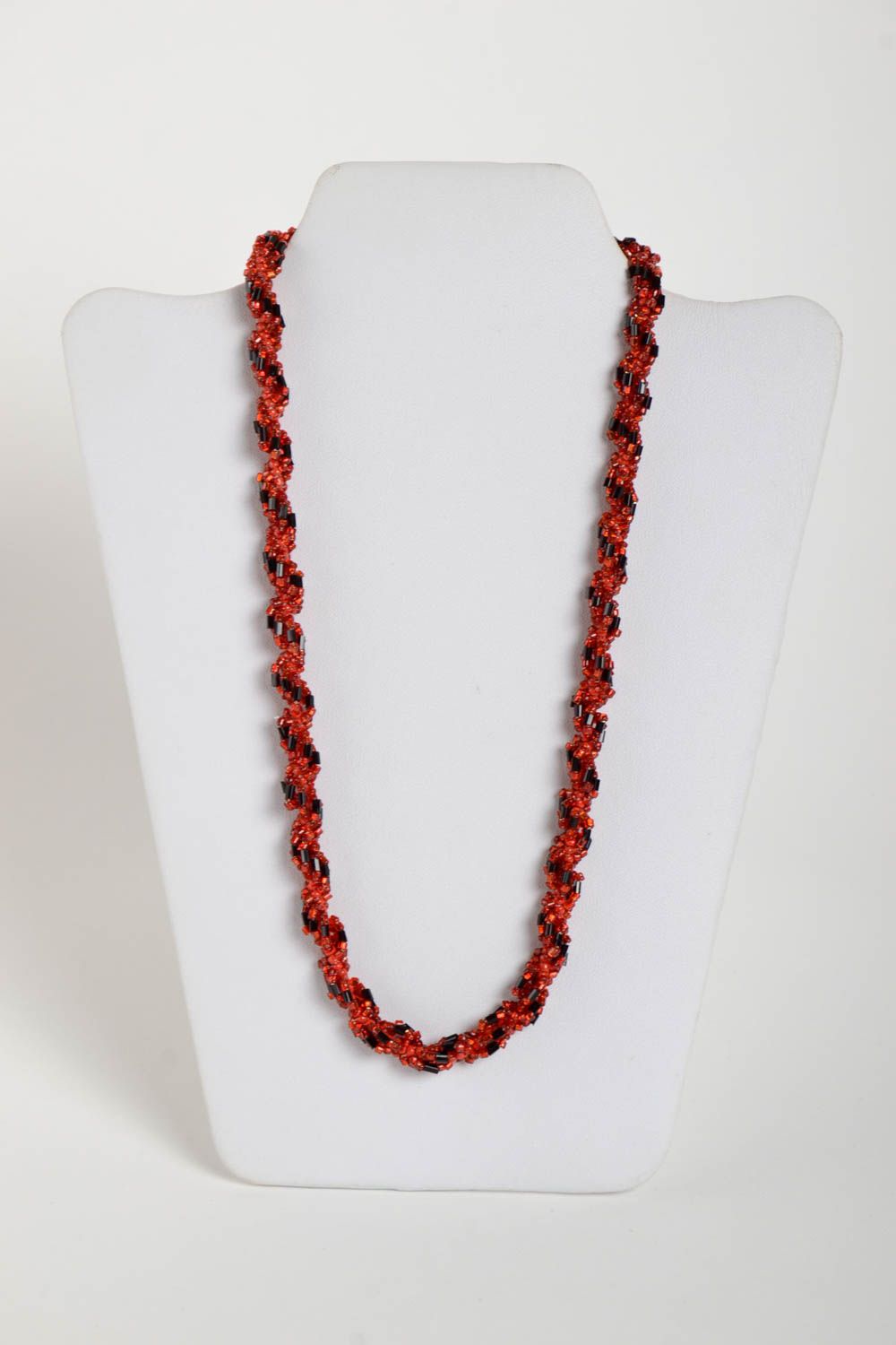 Collier long Bijou fait main rouge et noir en perles de rocaille Cadeau femme photo 2