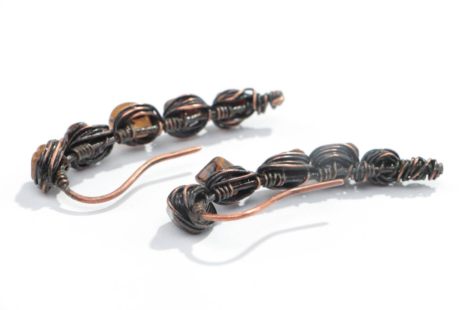 Handgemachte wire wrap Ohrringe aus Kupfer mit Natursteinen Tigerauge originell foto 4