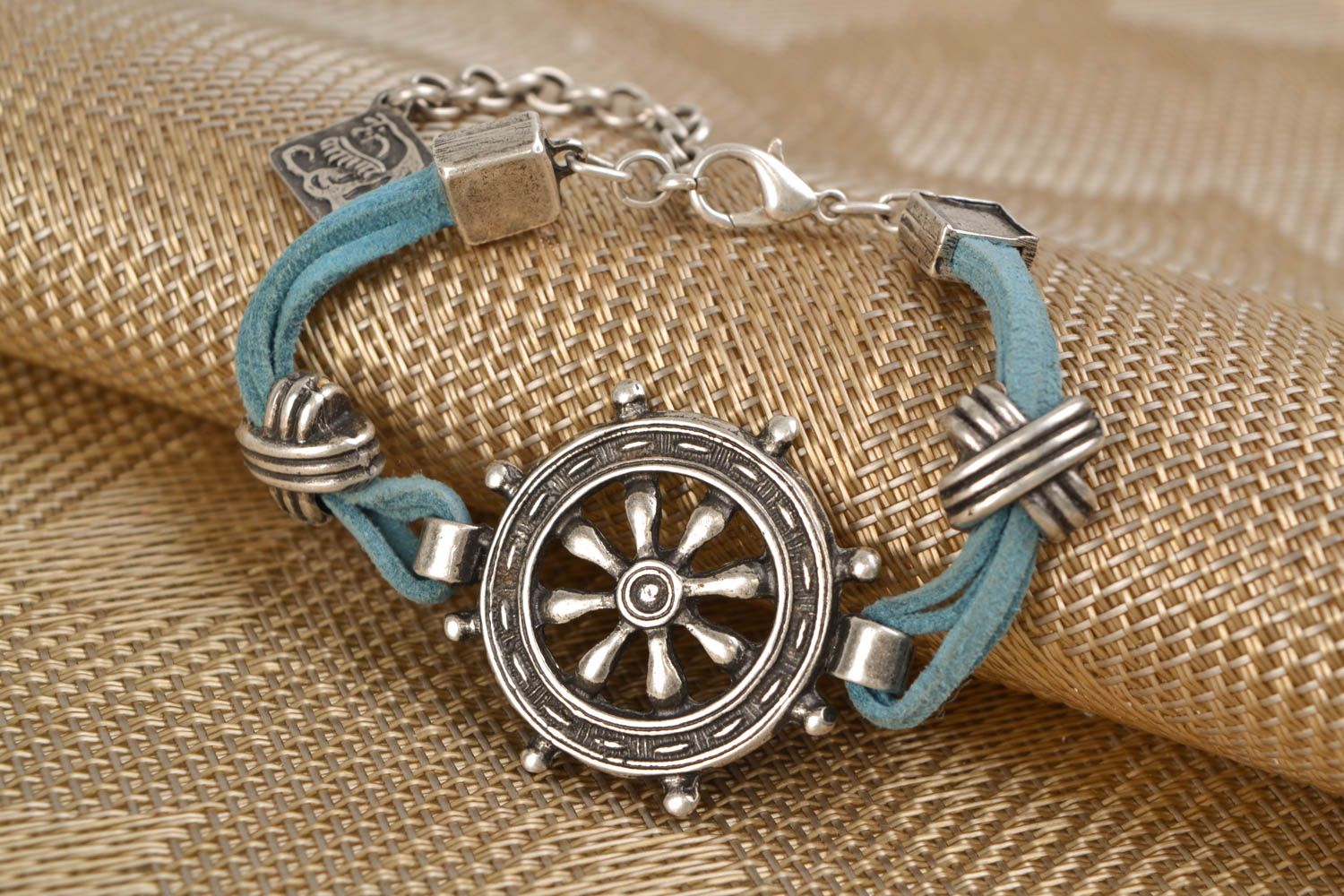 Bracelet en métal et lacet de daim fait main original à motif marin pour femme photo 1