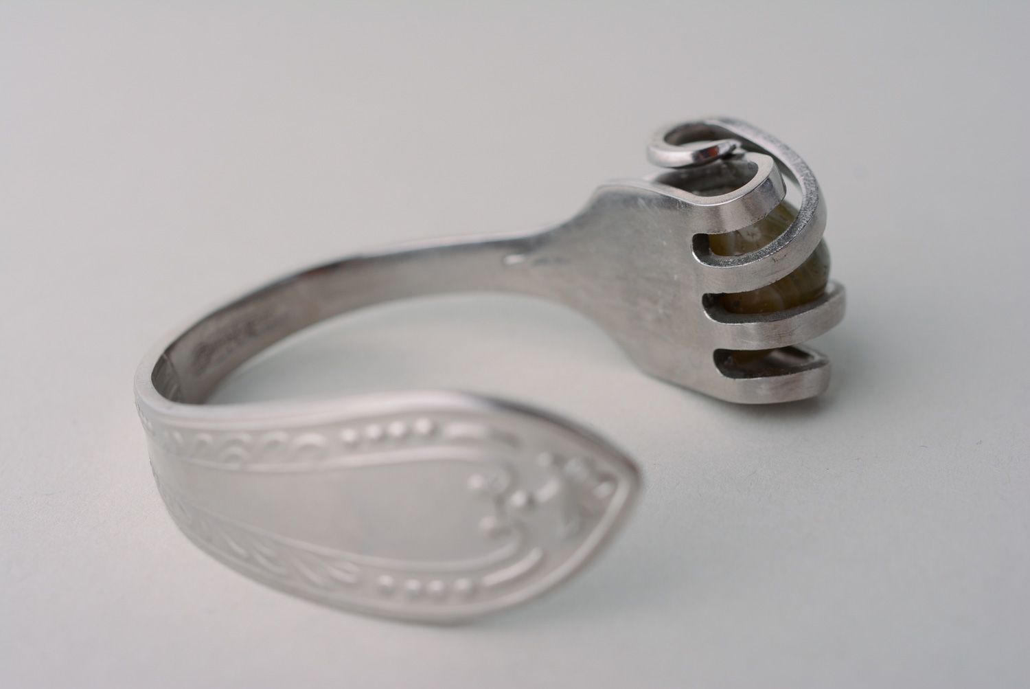 Bracelet en inox étroit fait main à partir de fourchette avec pierre verte  photo 4