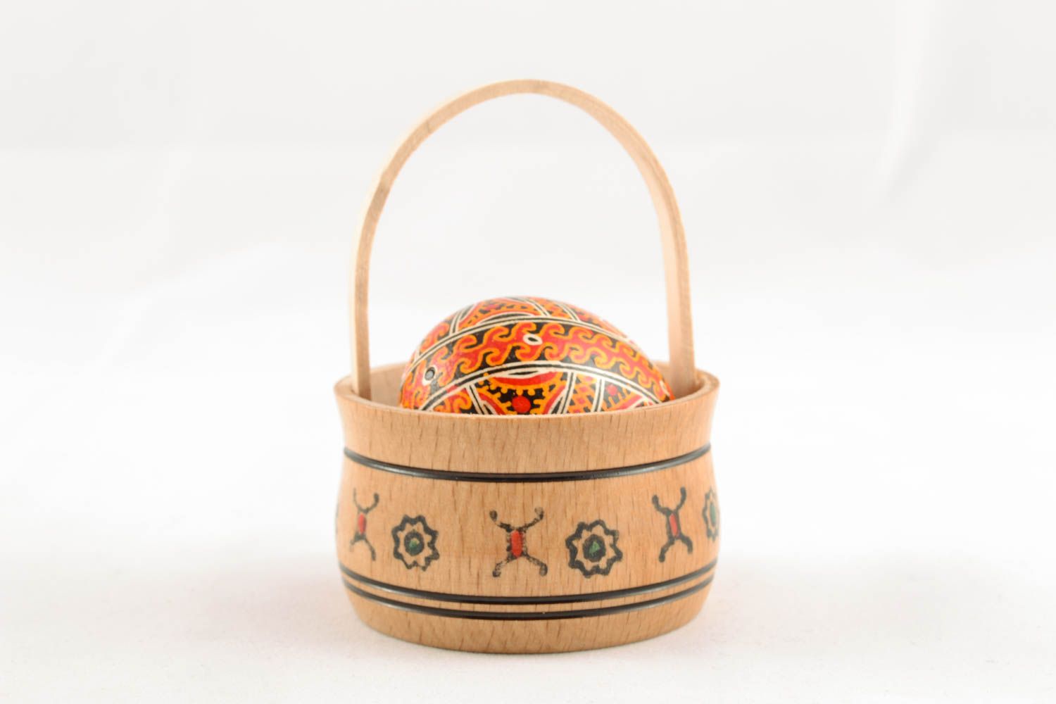 Huevo de Pascua en cesta tallada foto 1