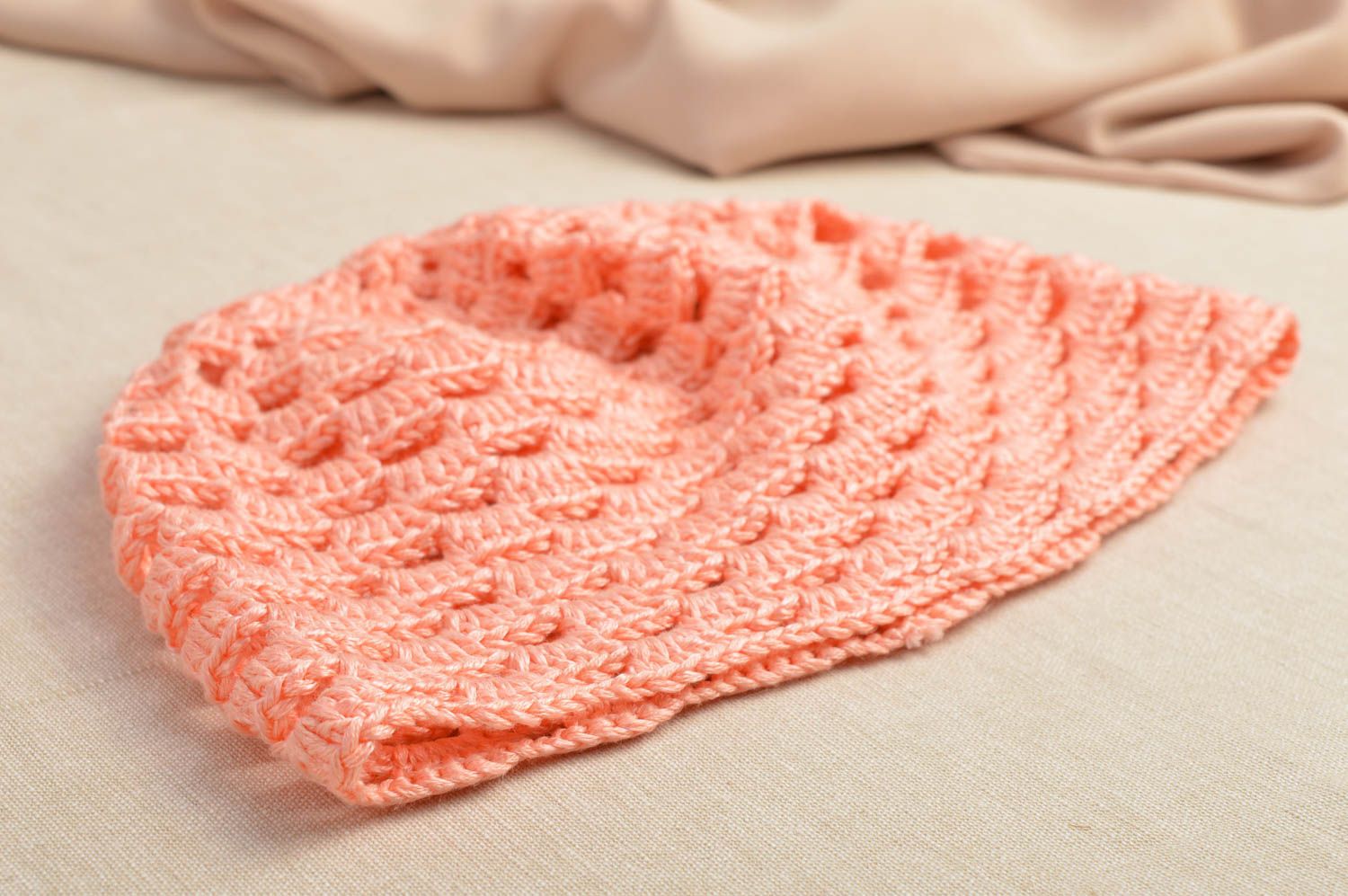 Bonnet tricot Chapeau au crochet fait main couleur pêche design Vêtement fille photo 1