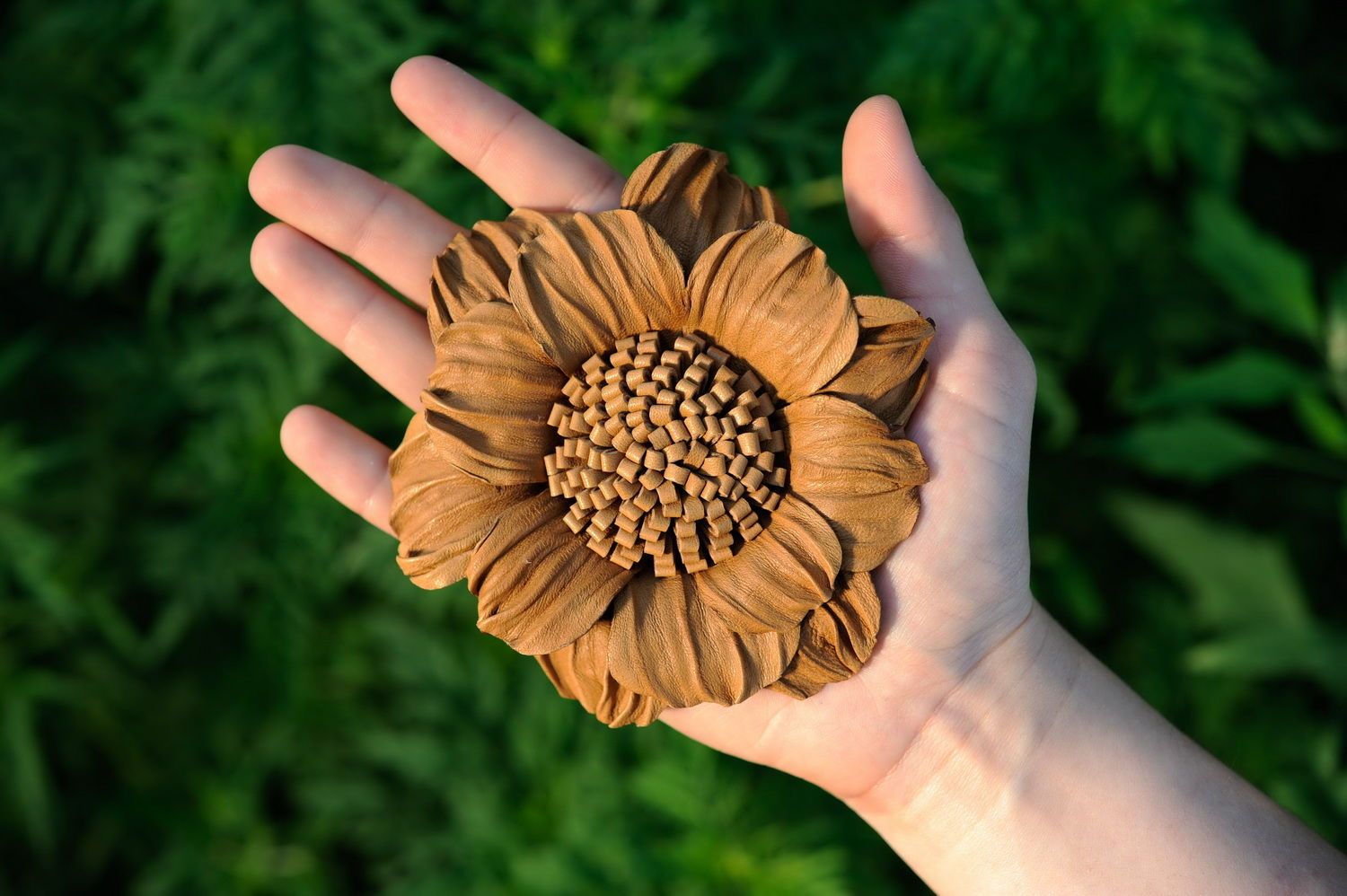 Broche de couro na forma de uma flor foto 5