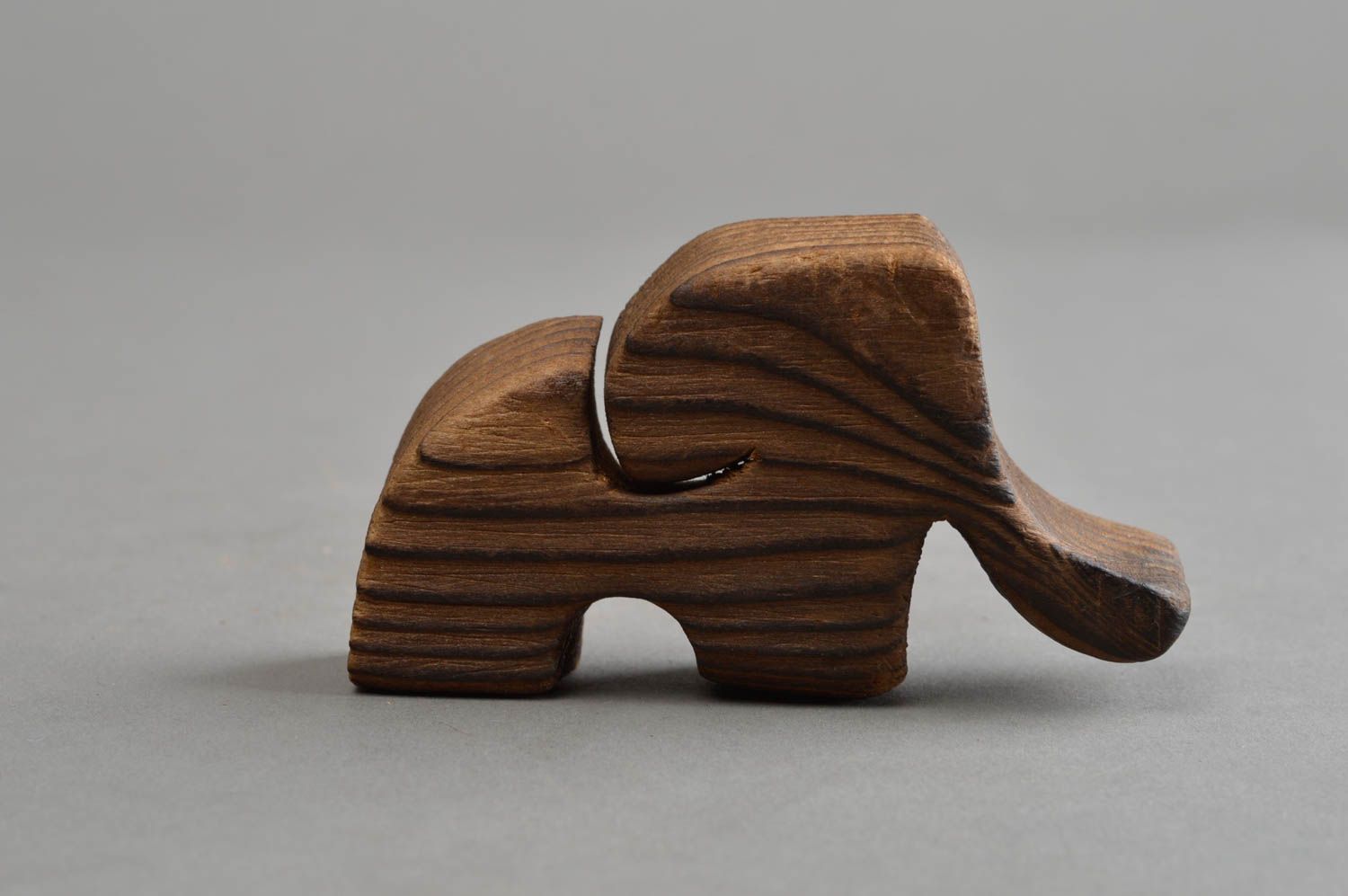 Figurine éléphant en bois de pin faite main écologique marron foncé petite  photo 2