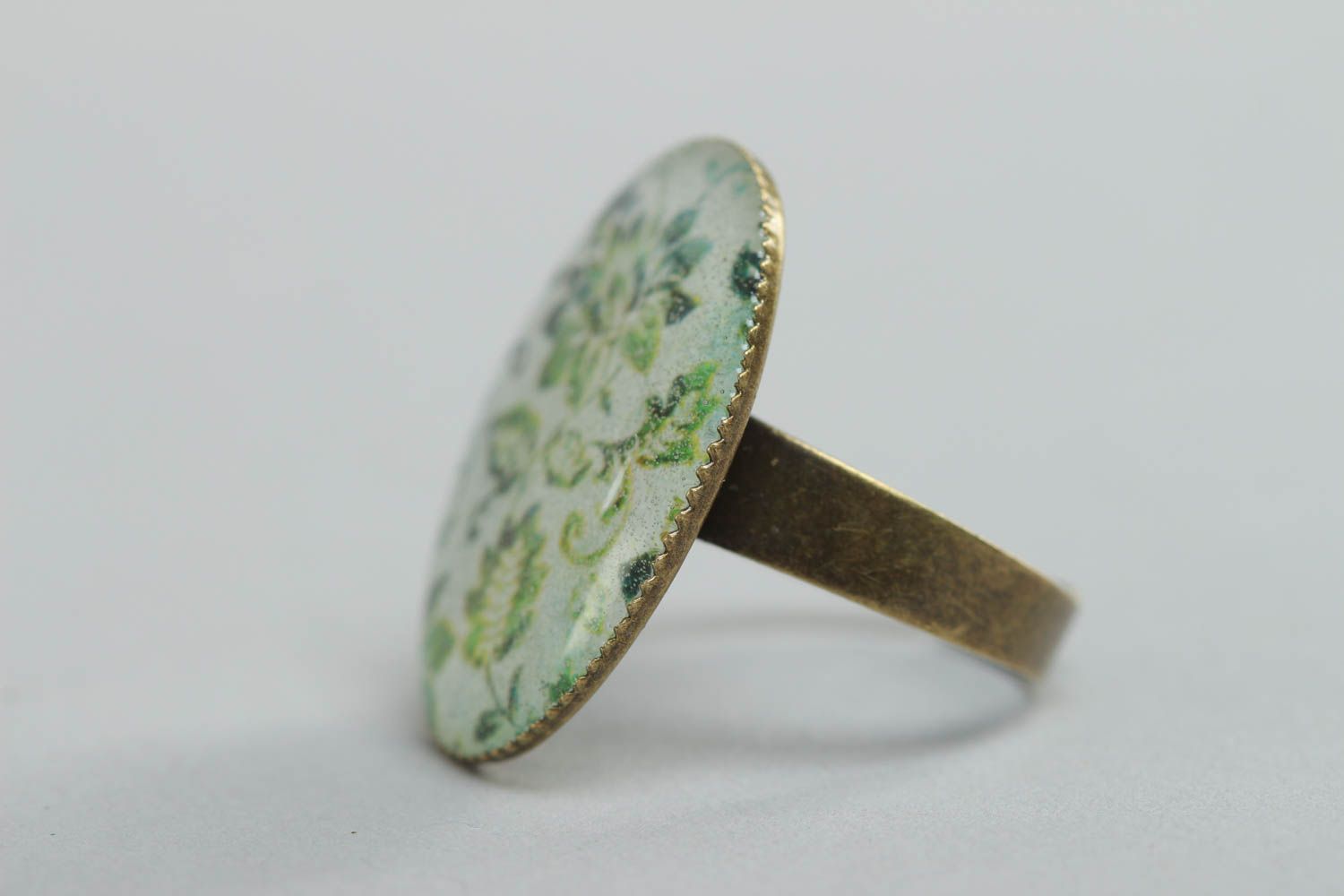 Bague ovale en résine pour bijoux vert clair motif floral originale faite main photo 2
