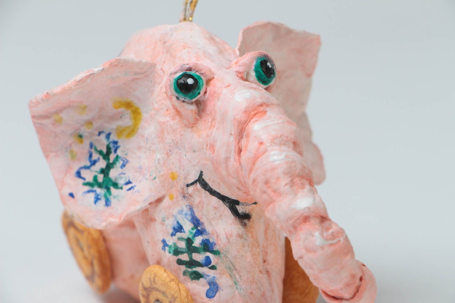 Figurine à suspendre en papier mâché faite main peinte vernie éléphant rose photo 3