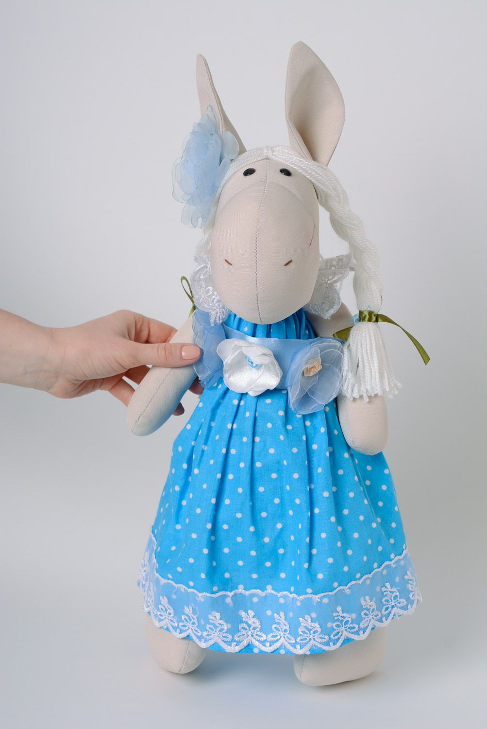 Peluche cheval faite main en robe bleue poupée de créateur en lin et coton photo 1