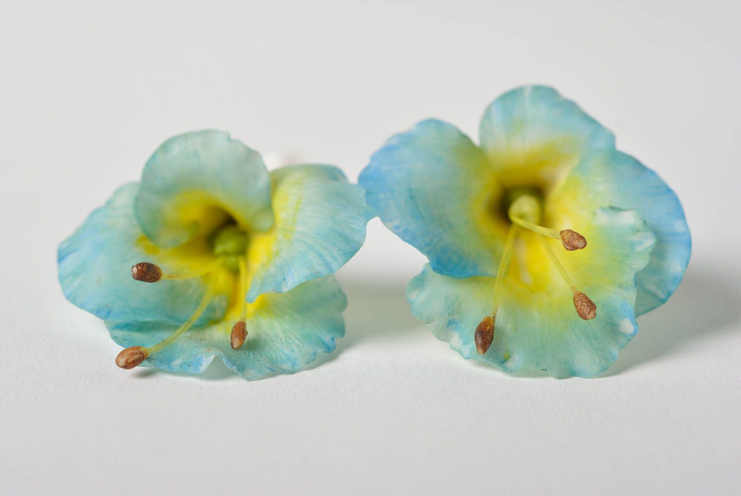 Boucles d'oreilles fleurs bleues en pâte polymère perles fantaisie faites main photo 4