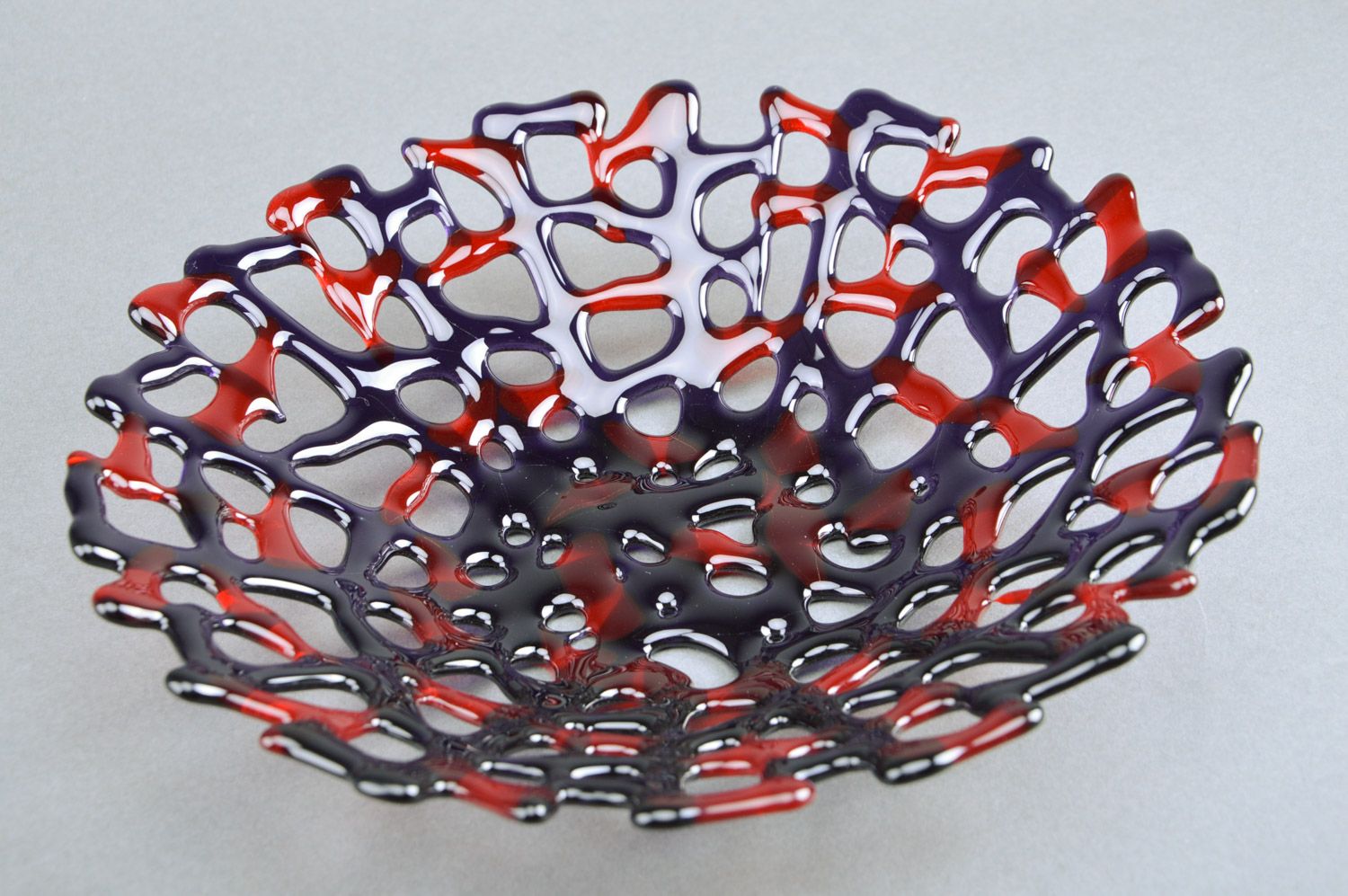 Стеклянная тарелка в технике фьюзинг ручной работы красная с синим для фруктов фото 2