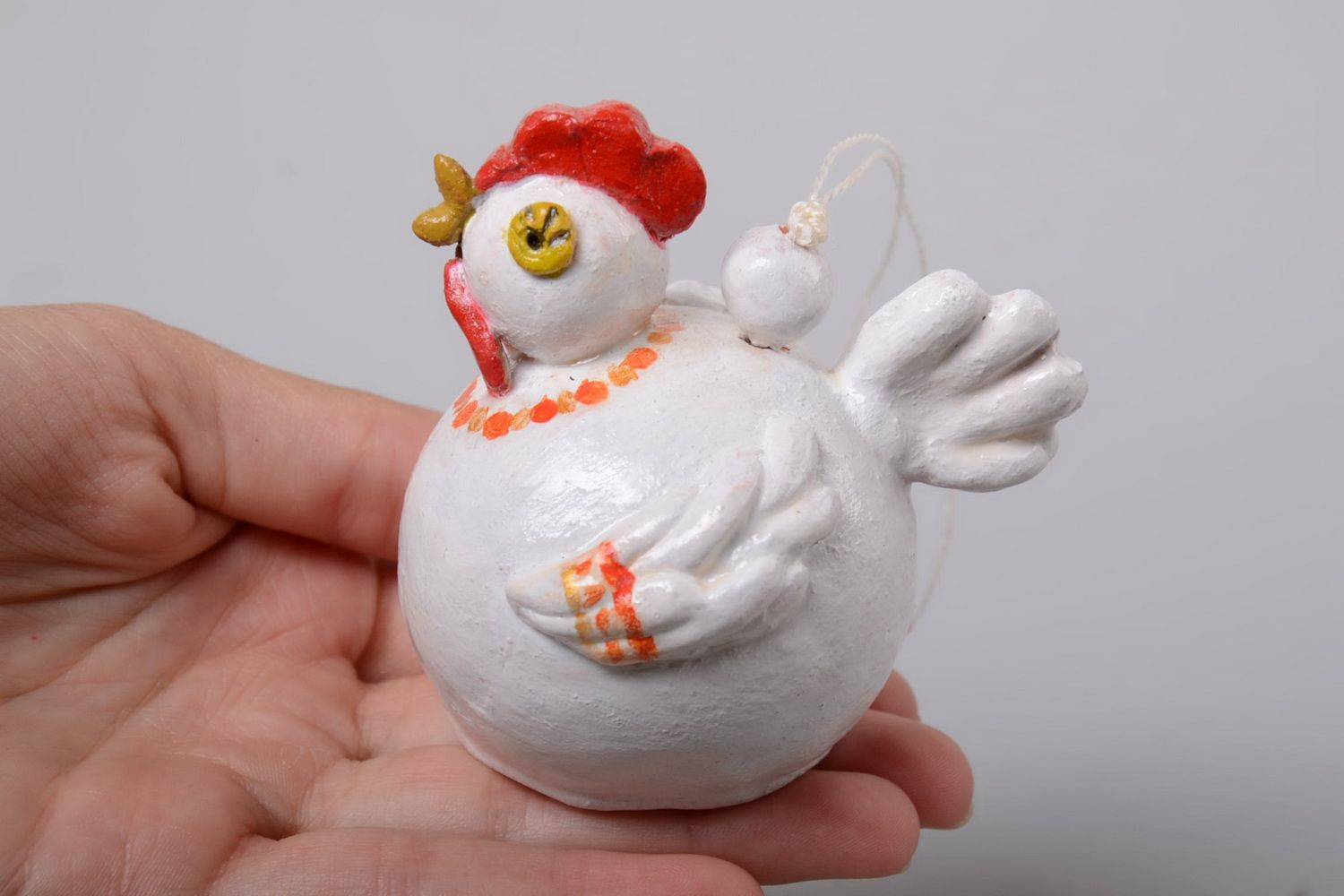 Cloche en céramique à suspendre petite poule peinte décorative faite main photo 5