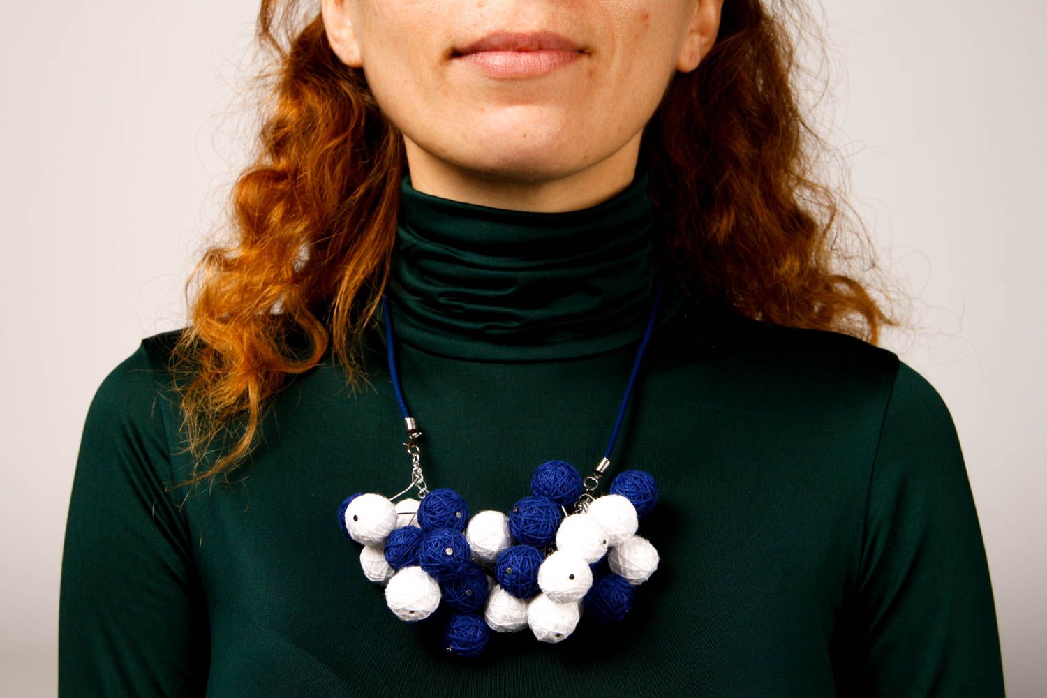 Collar de hilos azules hecho a mano regalo original para mujer bisuteria fina foto 1