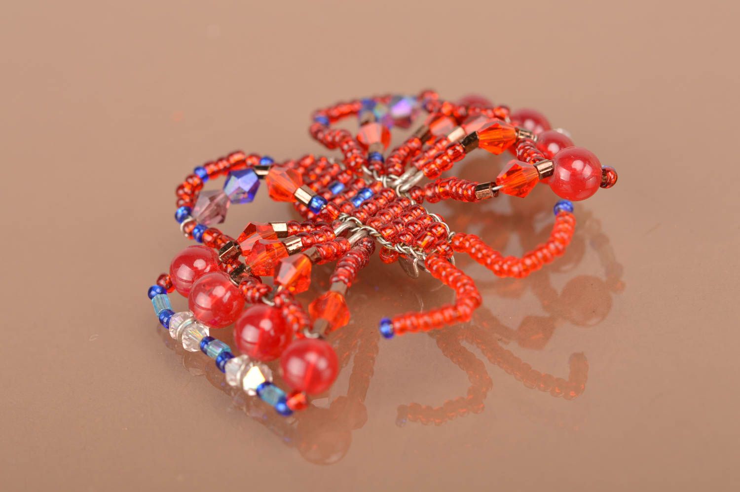 Broche papillon rouge en perles de rocaille faite main jolie de créateur photo 4