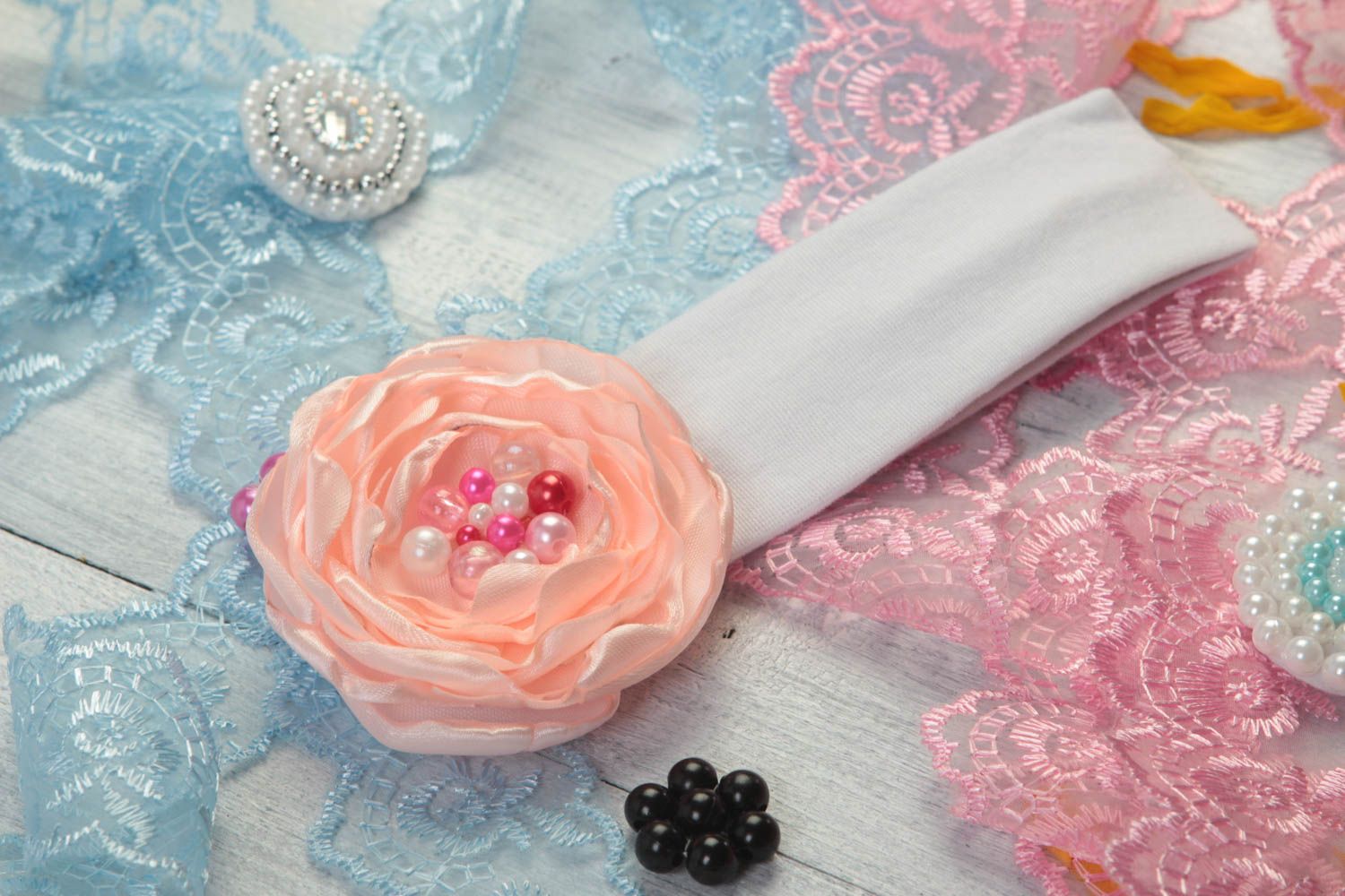 Haarband mit Blumen Schmuck handgemacht Accessoires für Haare in Rosa Weiß foto 1