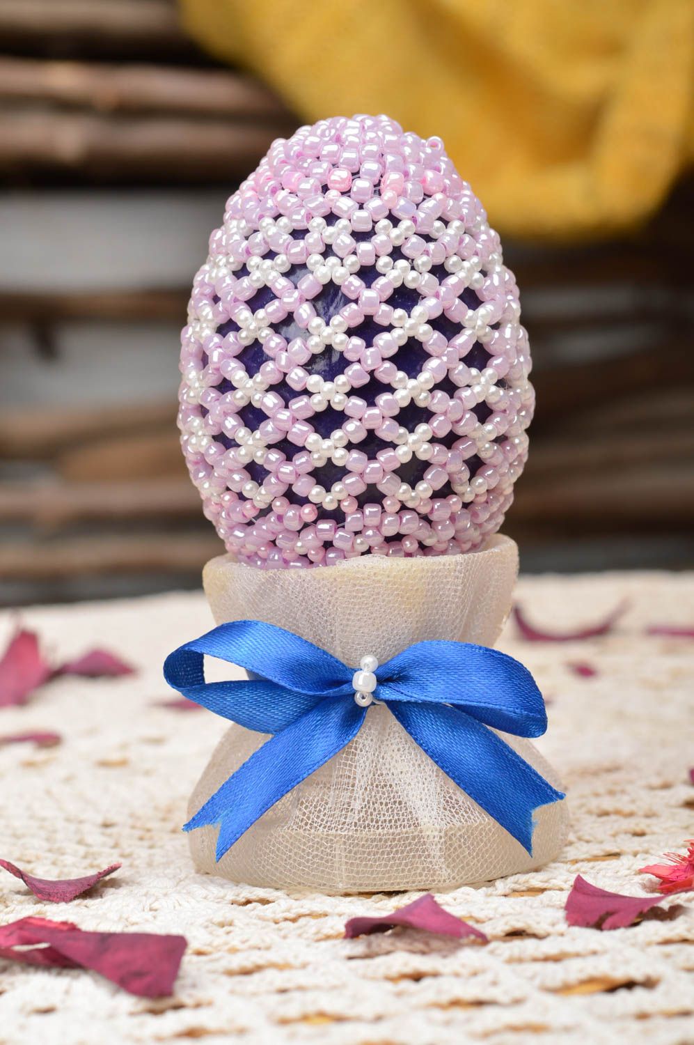 Яйцо из папье-маше оплетенное розовым бисером красивый пасхальный декор хэндмэйд фото 1