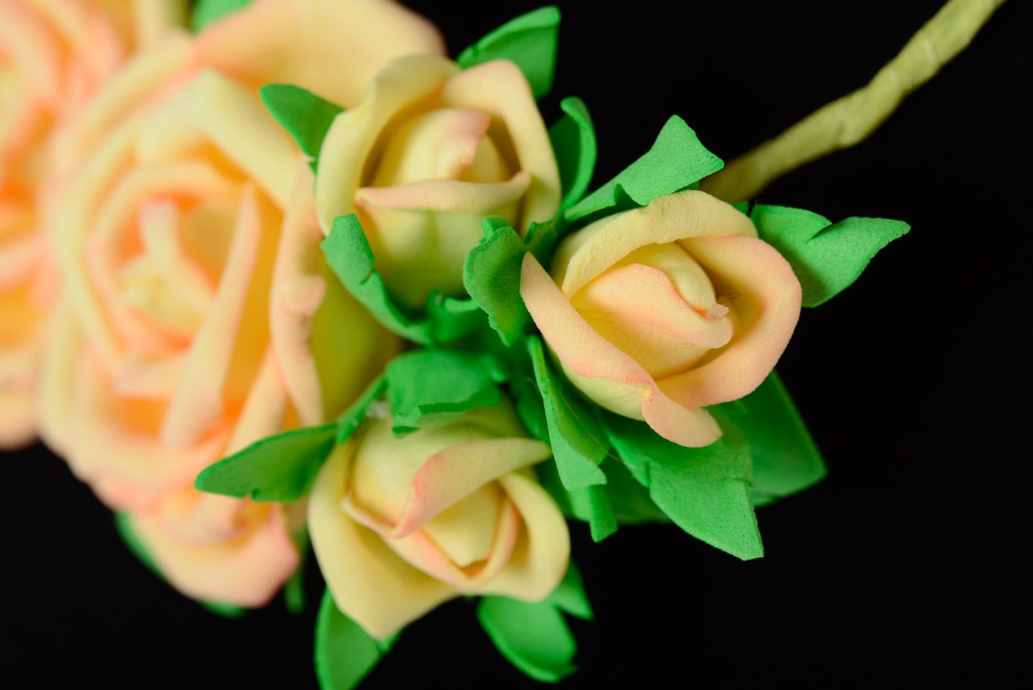 Колье из пластичной замши ручной работы цветочное желтое в виде роз фото 2