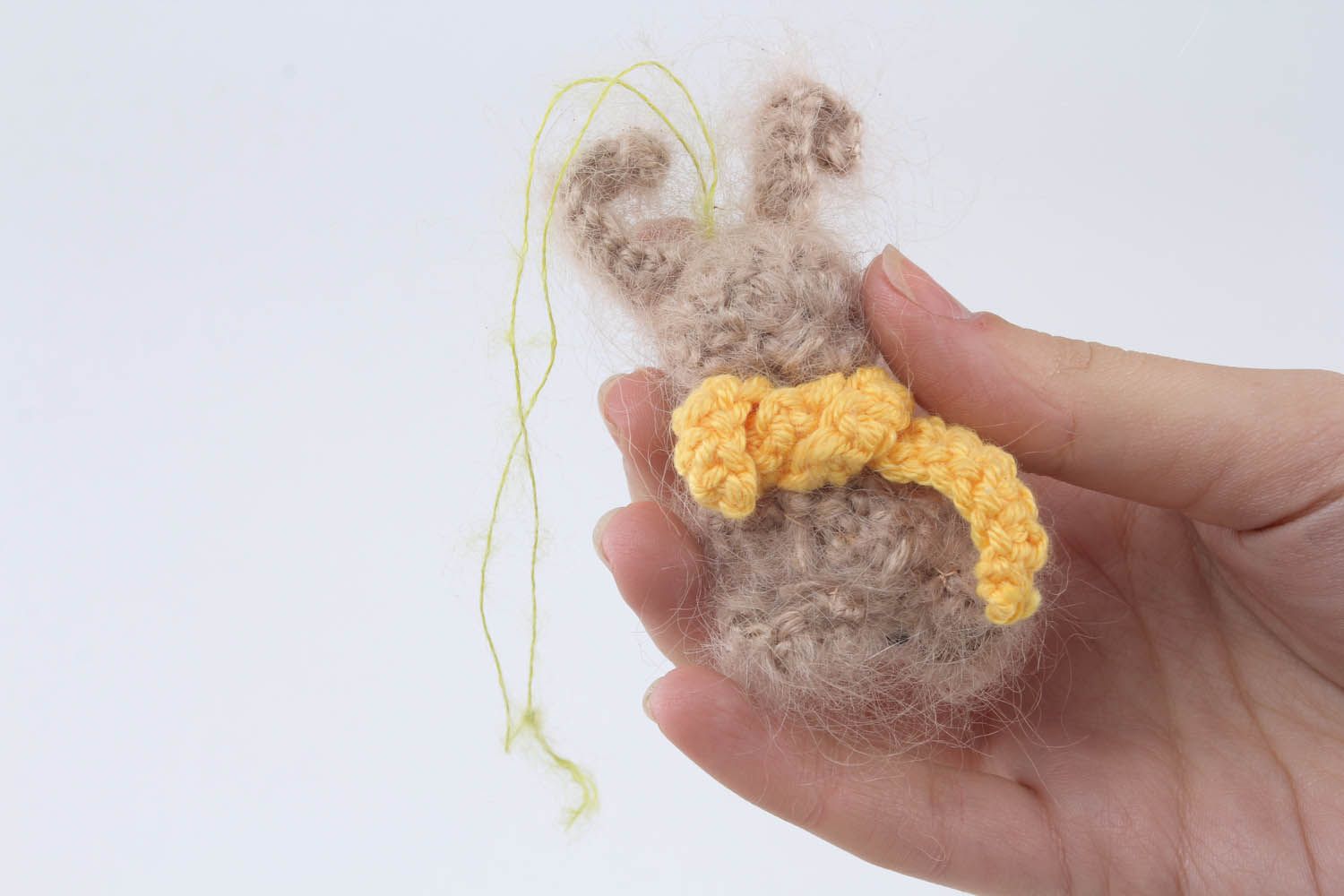 Сoelho de crochê tricotado com fios de angorá foto 1