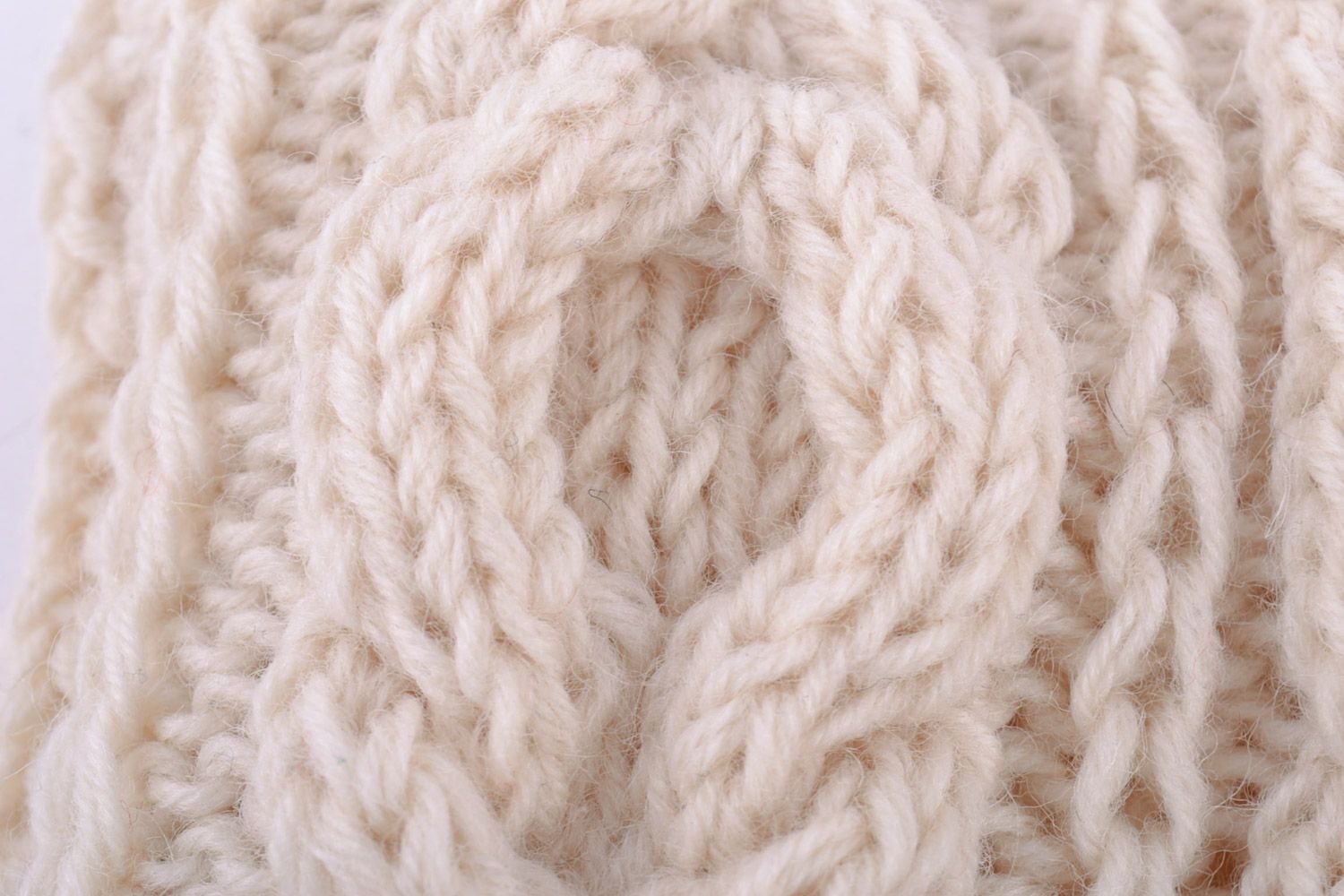 Funda para almohada artesanal pequeña beige tejida con agujas de lana mezclada foto 3