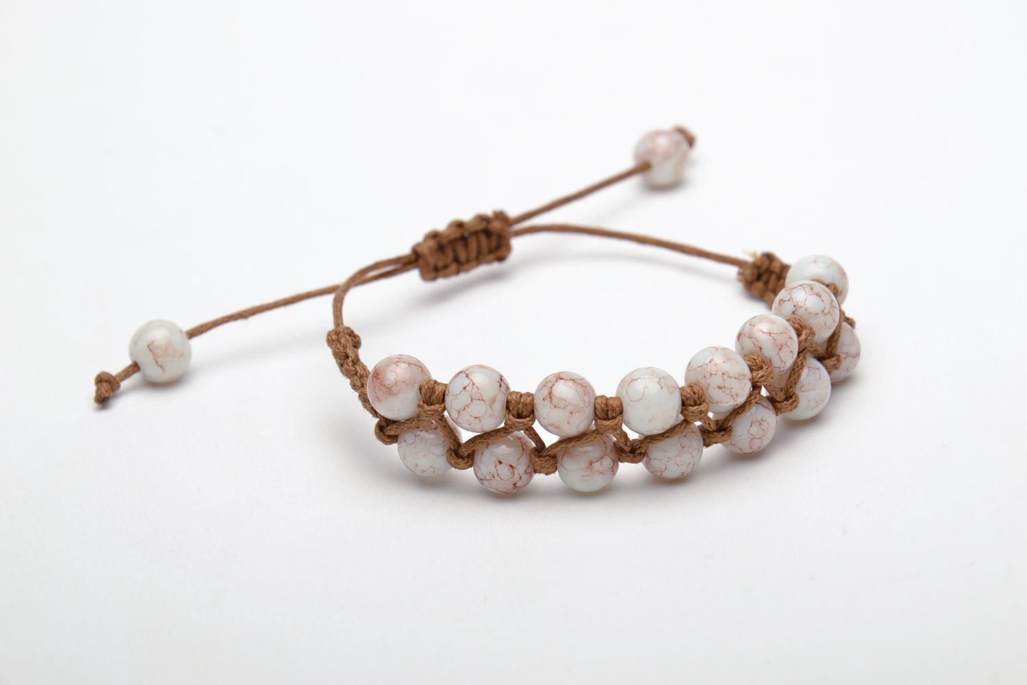 Bracelet en perles en plastique blanches et cordelette fait main pour femme  photo 3