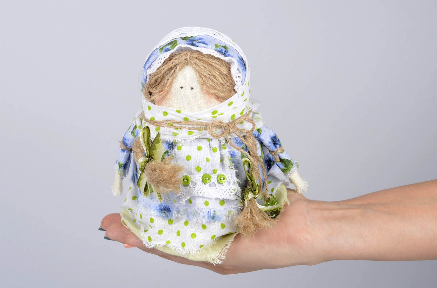  Muñeca de tela hecha a mano juguete tradicional con granos objeto de decoración foto 1