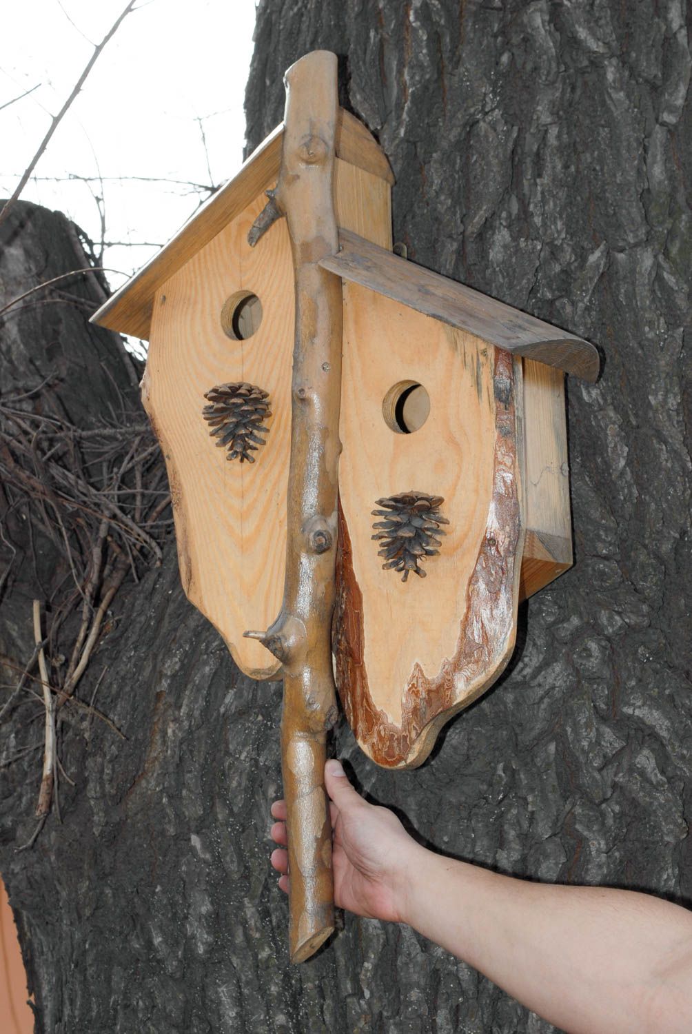 Nichoir pour oiseaux en bois décoré de cônes fait main pour deux familles photo 2
