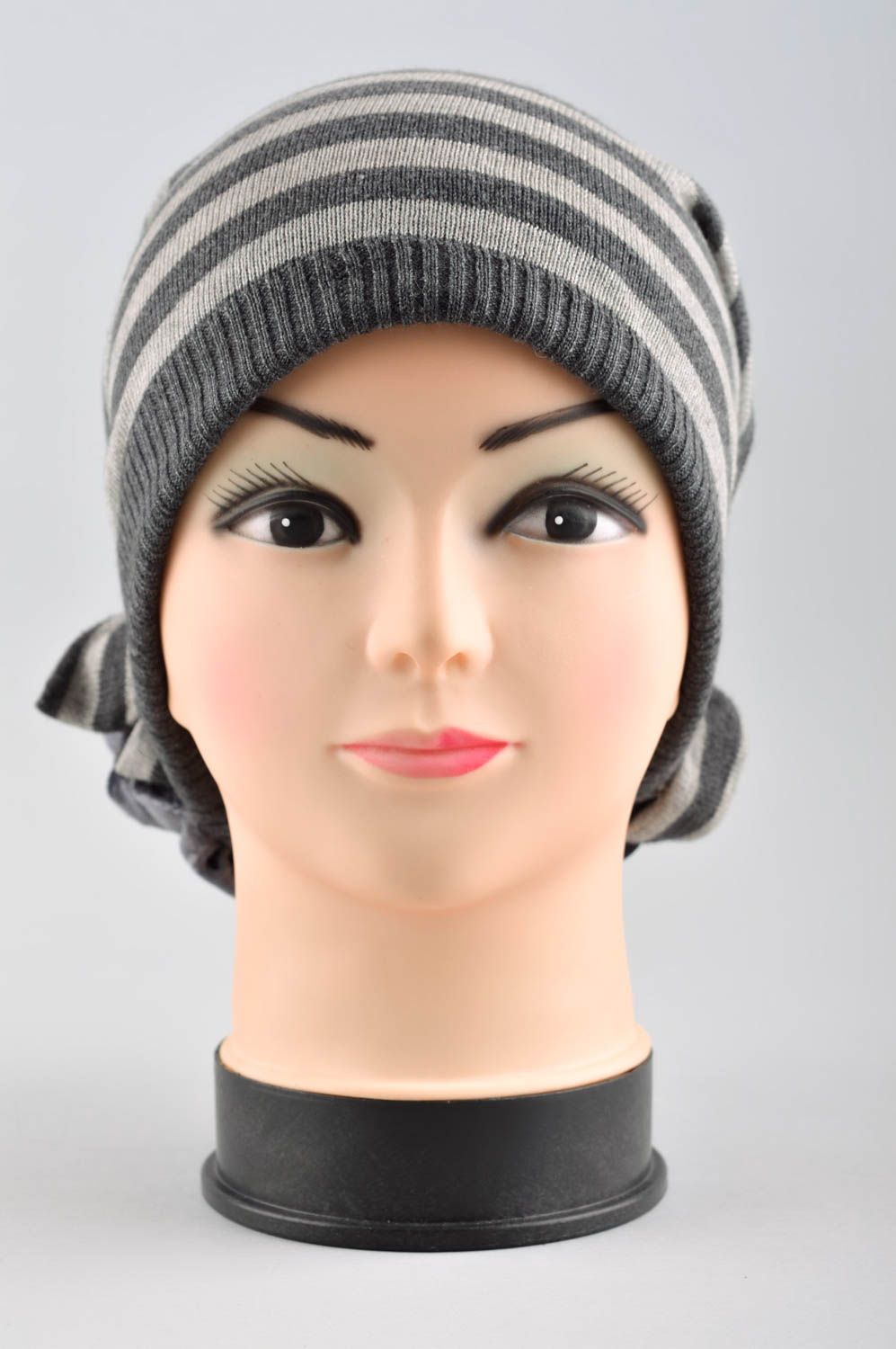 Warme Mütze für Frauen handmade modisches Accessoire Mütze aus Stoff in Grau foto 1