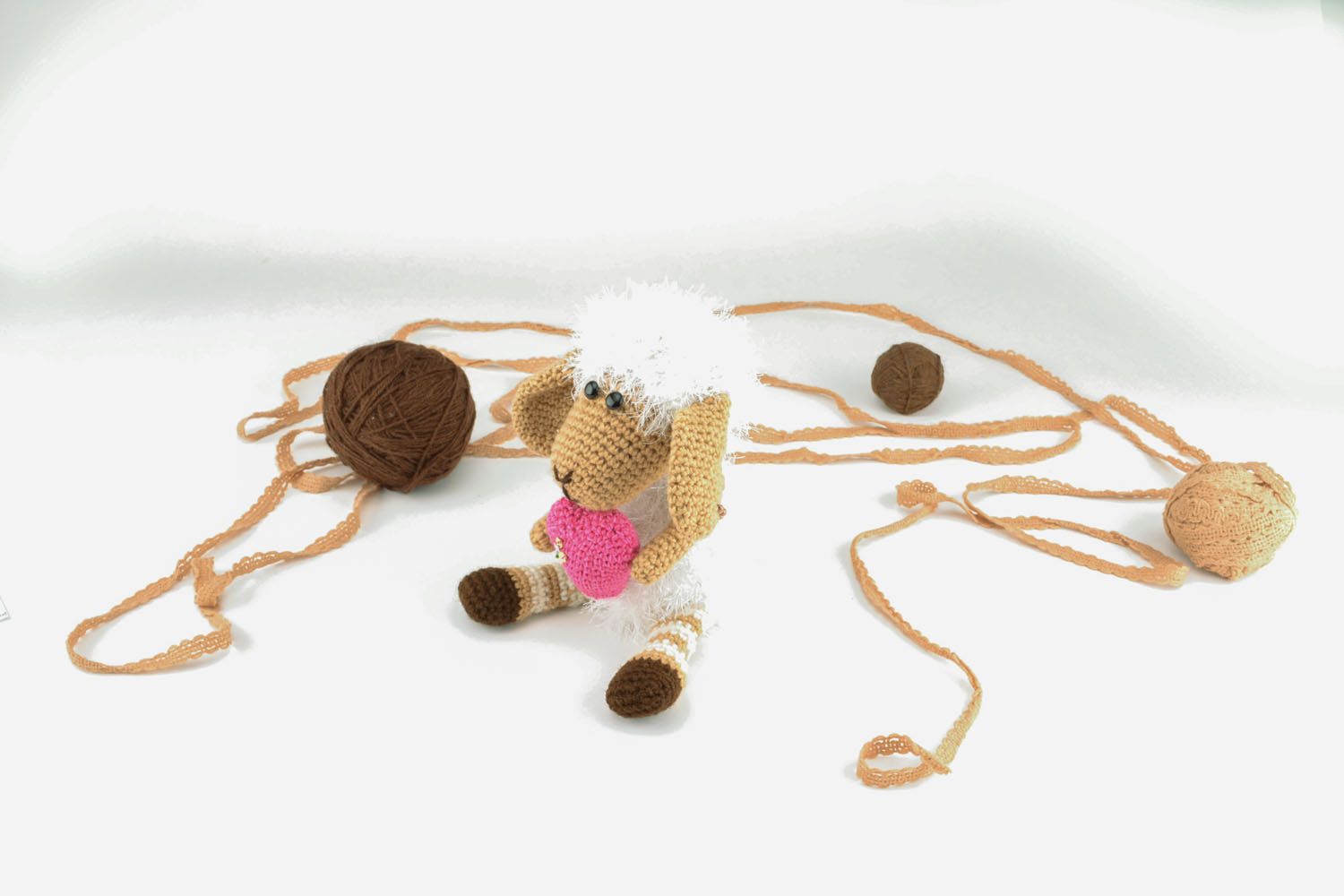 Giocattolo a maglia fatto a mano pupazzo morbido a forma di pecorella
 foto 4