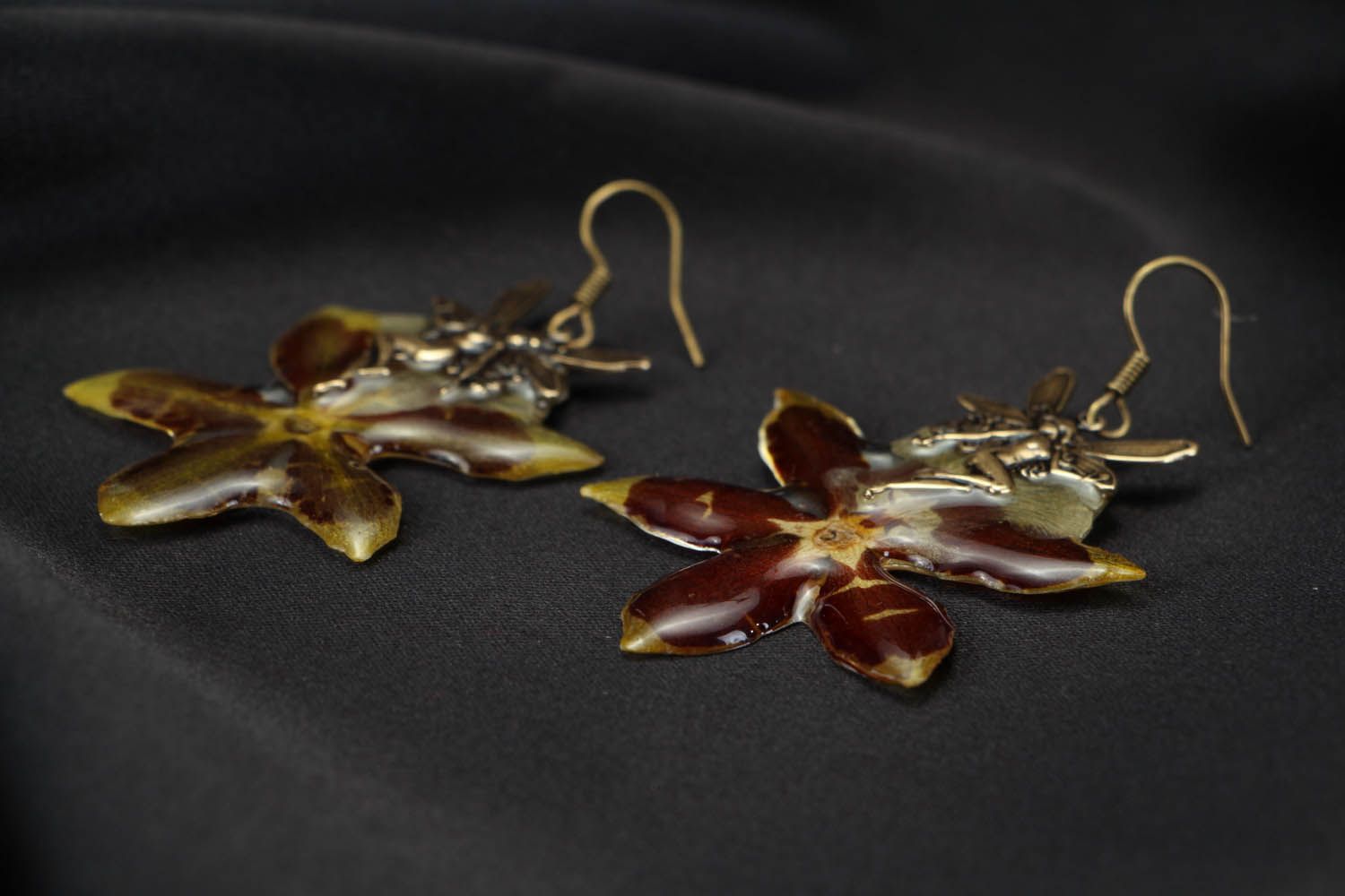 Brincos artesanais com orquídeas naturais solidificadas em resina epóxi foto 3