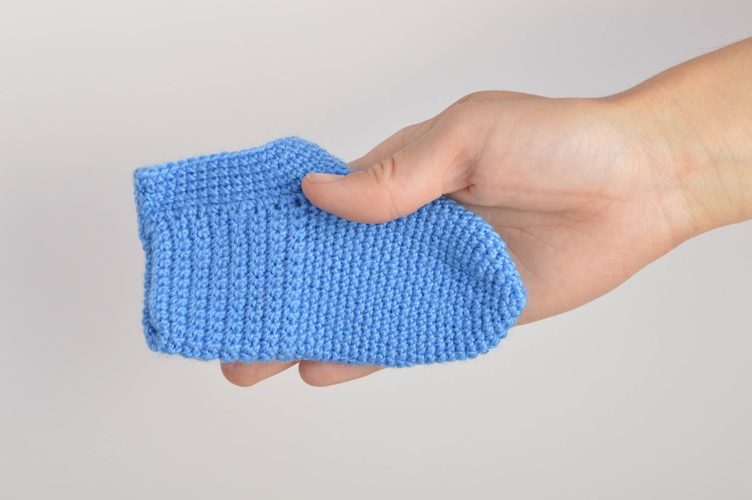 Chaussons bébé fait main Pantoufles tricot bleu polyacrylique Vêtement bébé photo 2