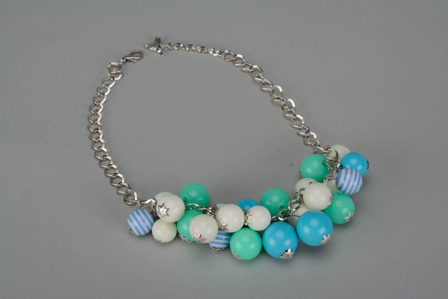 Necklace made of acrylic beads photo 1