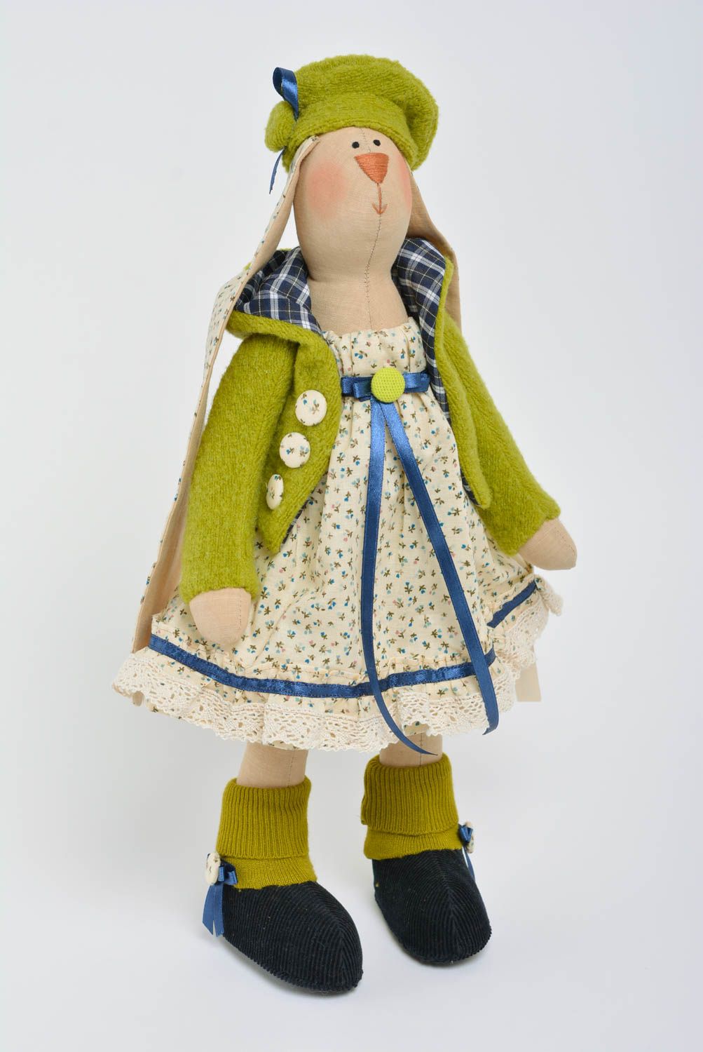 Handmade Kuscheltier Hase in grüner Kleidung für kleines Mädchen künstlerisch foto 1