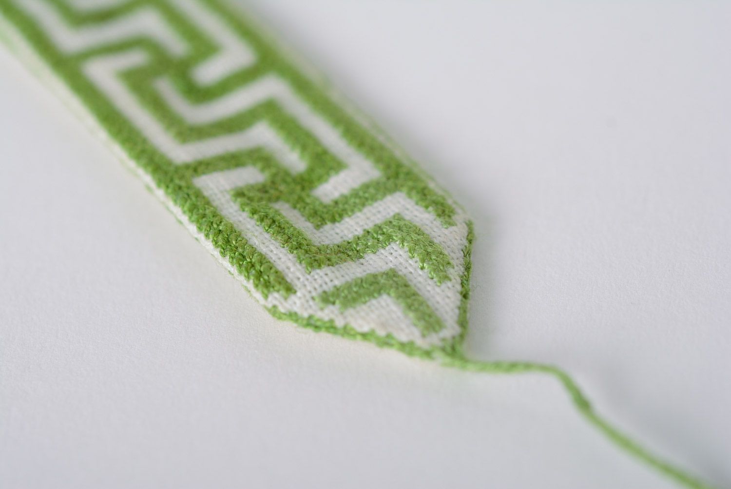 Браслет с вышивкой крестиком тканевый ручной работы белый с зеленым авторский фото 4