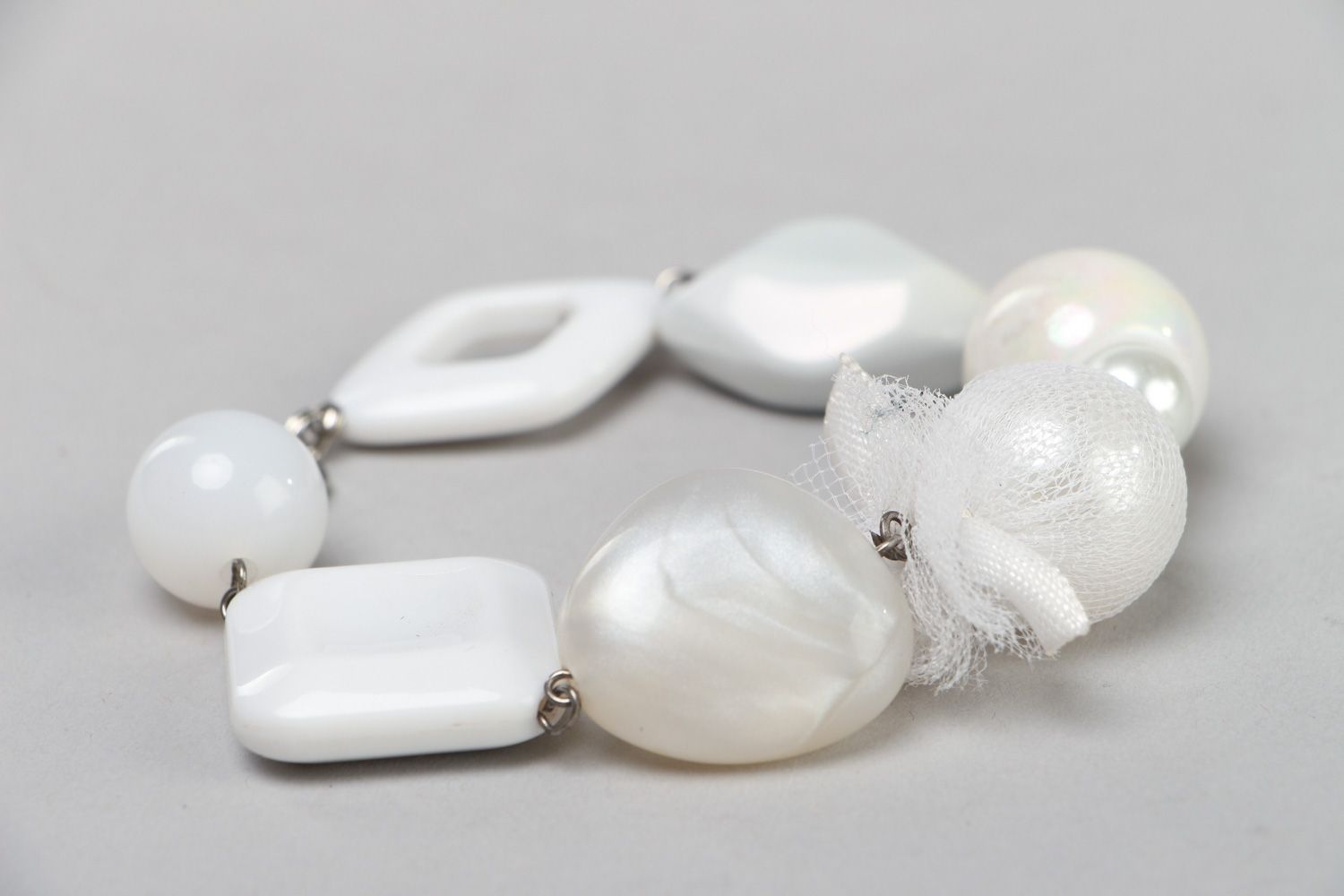 Bracelet blanc en perles plastiques original fait main accessoire pour femme photo 2