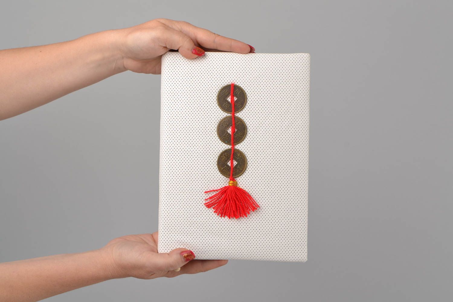Weißes handmade Scrapbooking Notizbuch mit Ledereinband aus Kunstleder foto 2