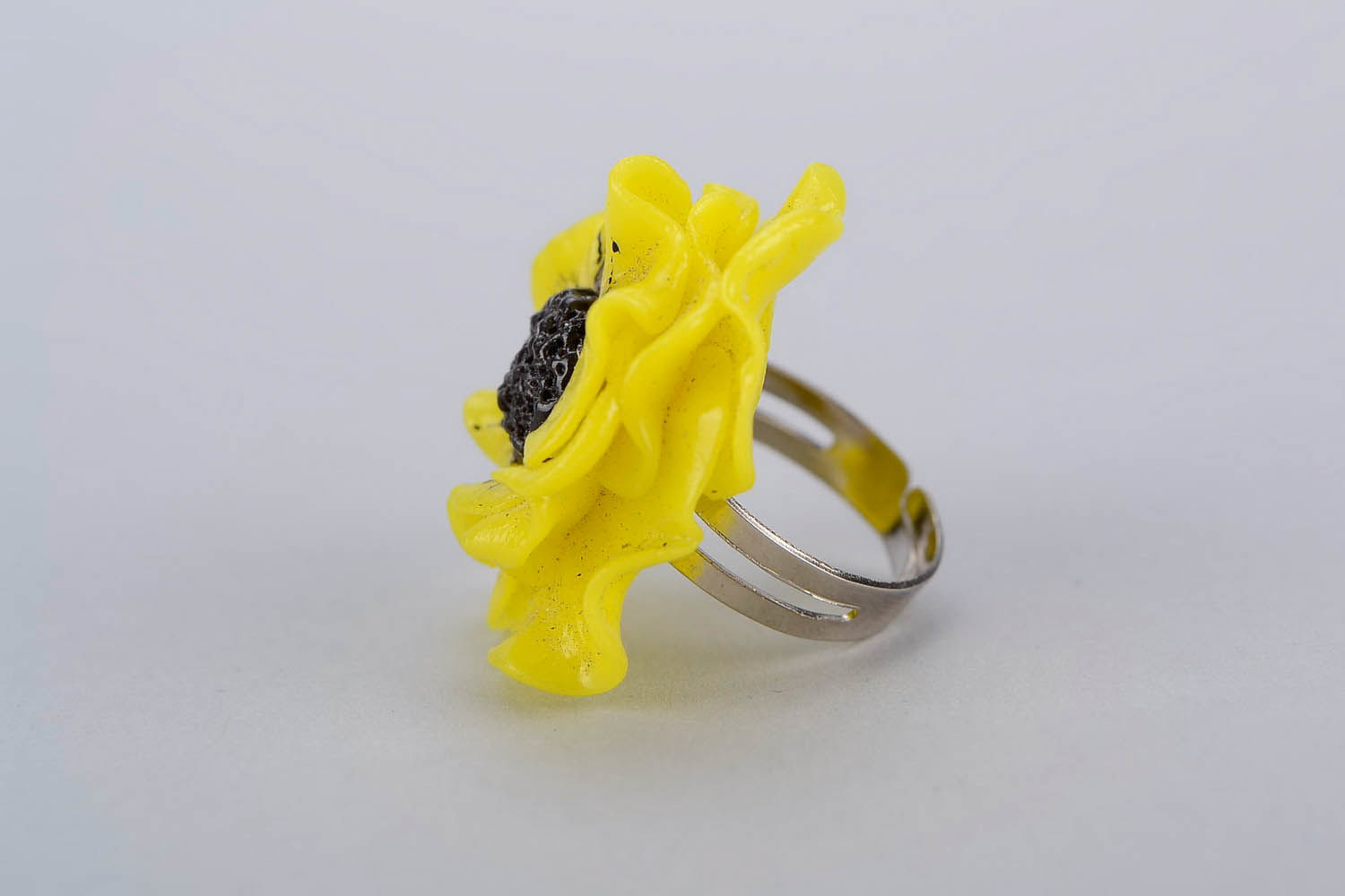 Anel com uma flor de argila de polímero  foto 4