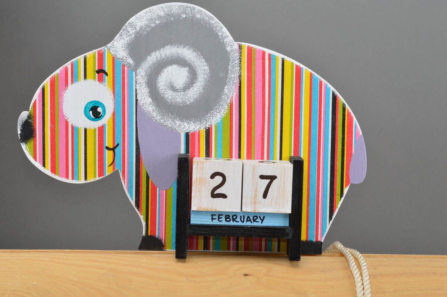 Mouton calendrier de bureau rayé multicolore fait main en bois serviettage photo 2