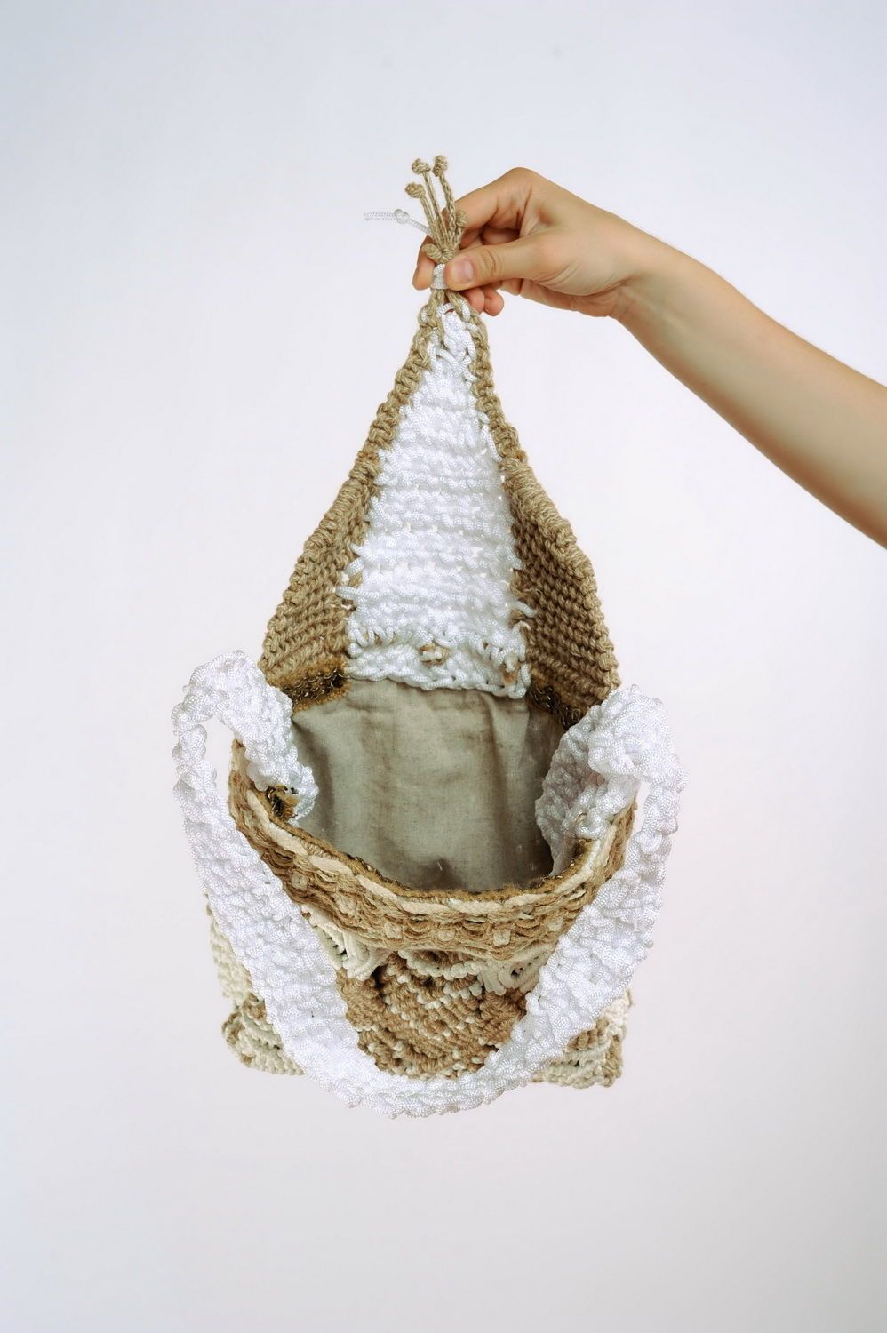 Плетеная сумка на плечо из джута фото 4