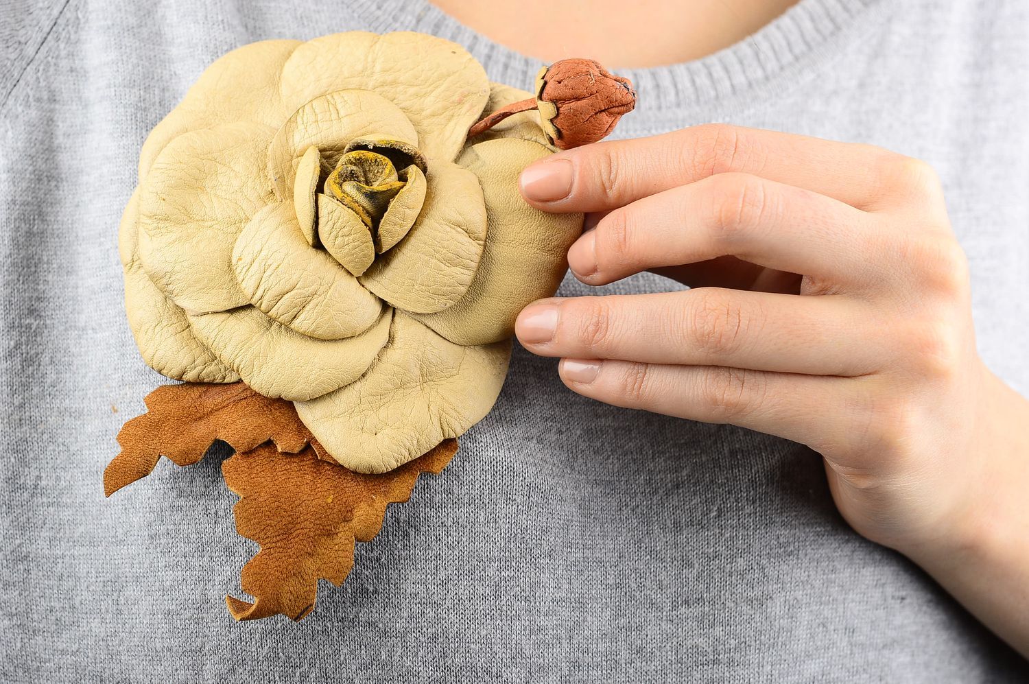 Broche en cuir fait main Broche fantaisie fleur brun-beige Accessoire femme photo 1